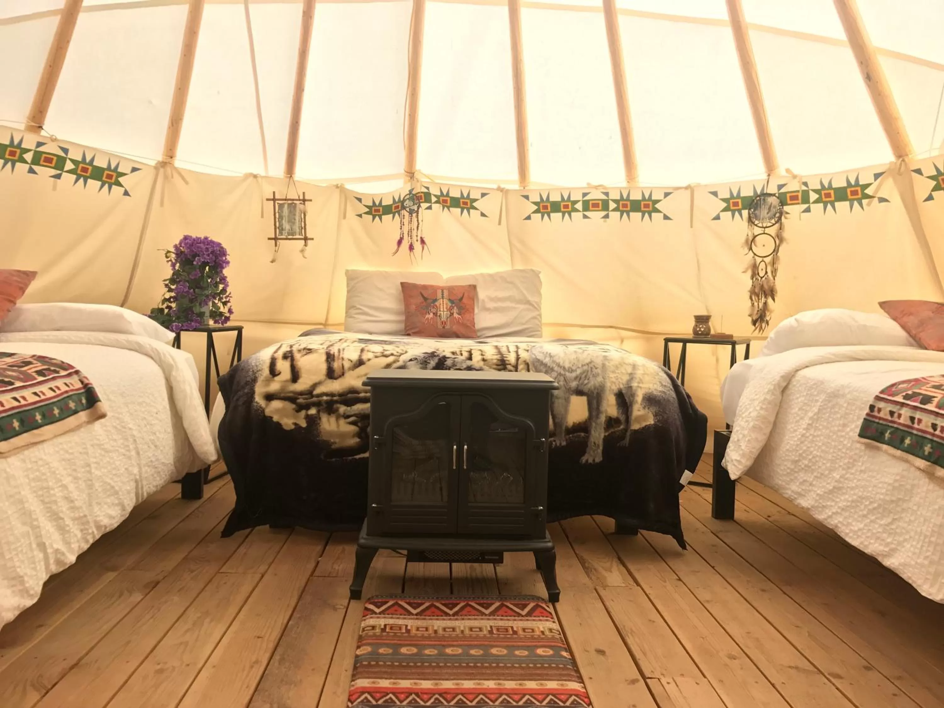 Photo of the whole room, Bed in Olancha RV Park and Motel