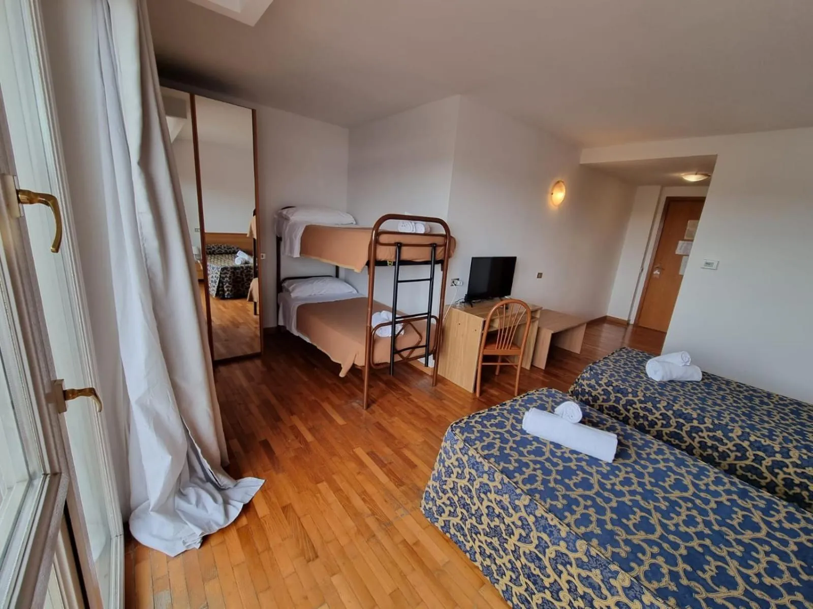 Photo of the whole room, Bed in Hotel Villa Strassoldo "Ex Attianese Hotel Restaurant"