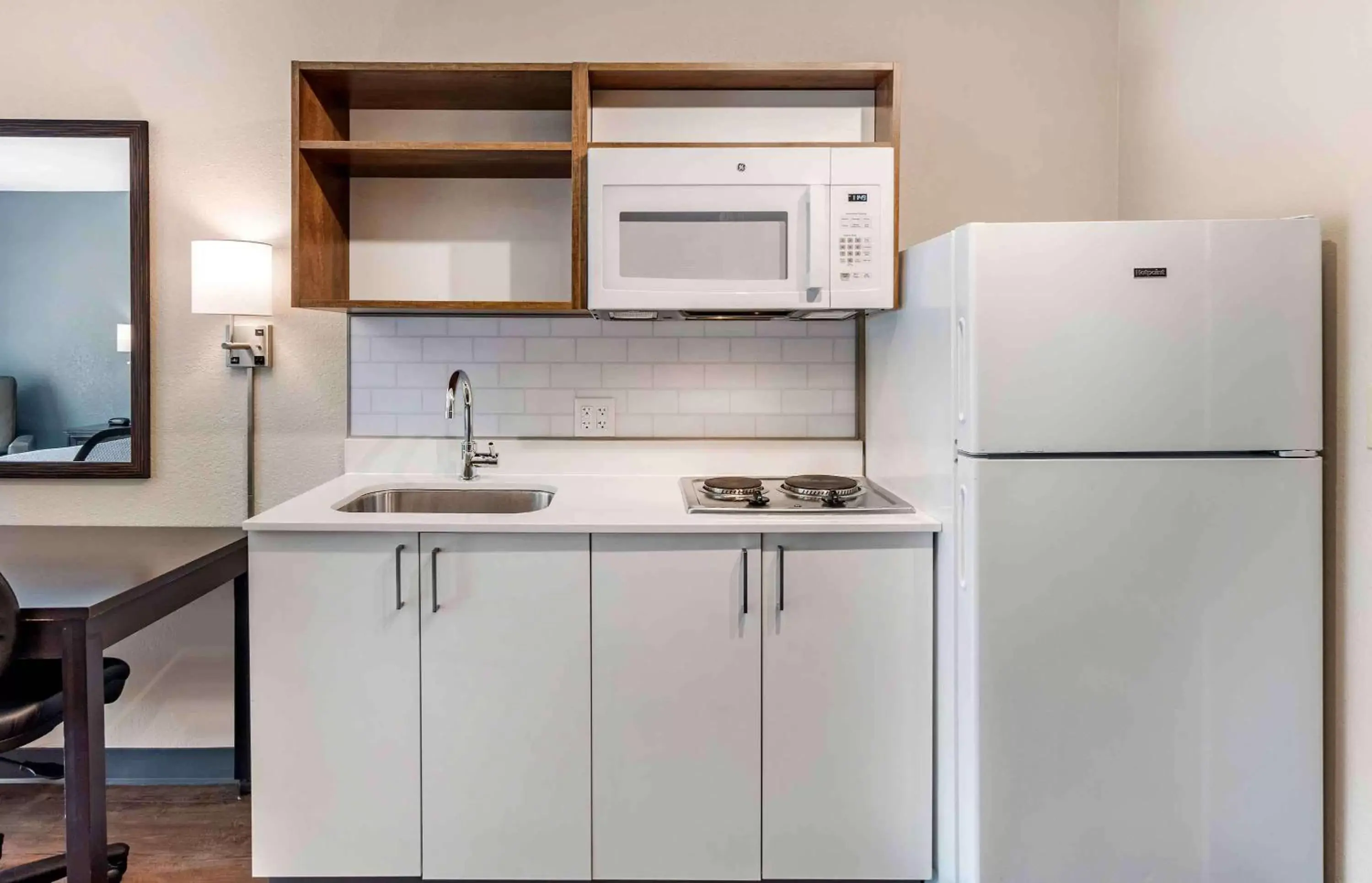 Bedroom, Kitchen/Kitchenette in Extended Stay America Suites - Fort Lauderdale - Plantation