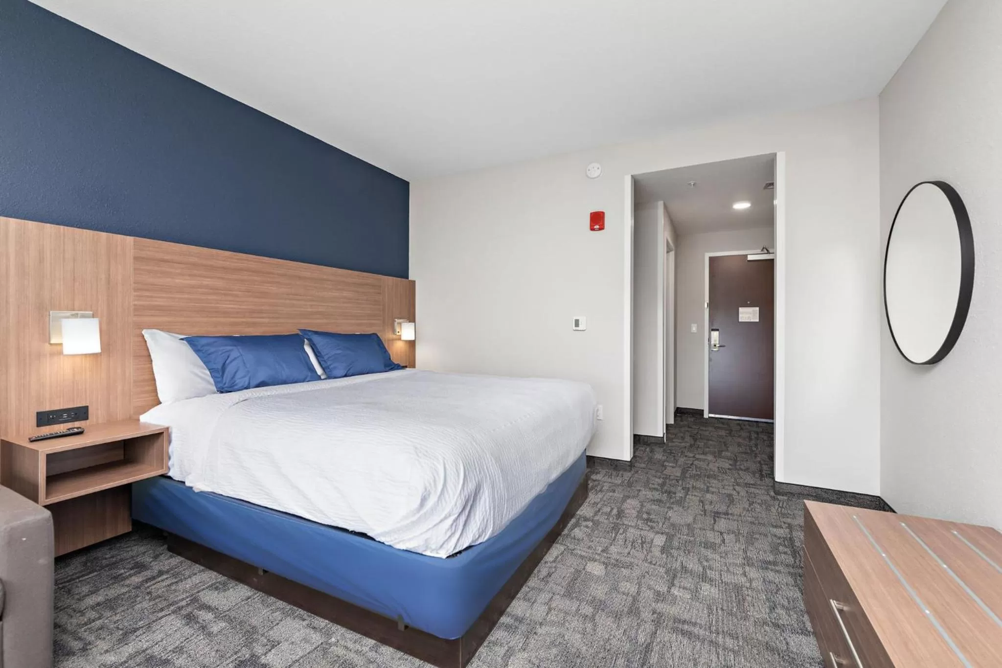 Photo of the whole room, Bed in Holiday Inn Express Kansas City North Parkville by IHG