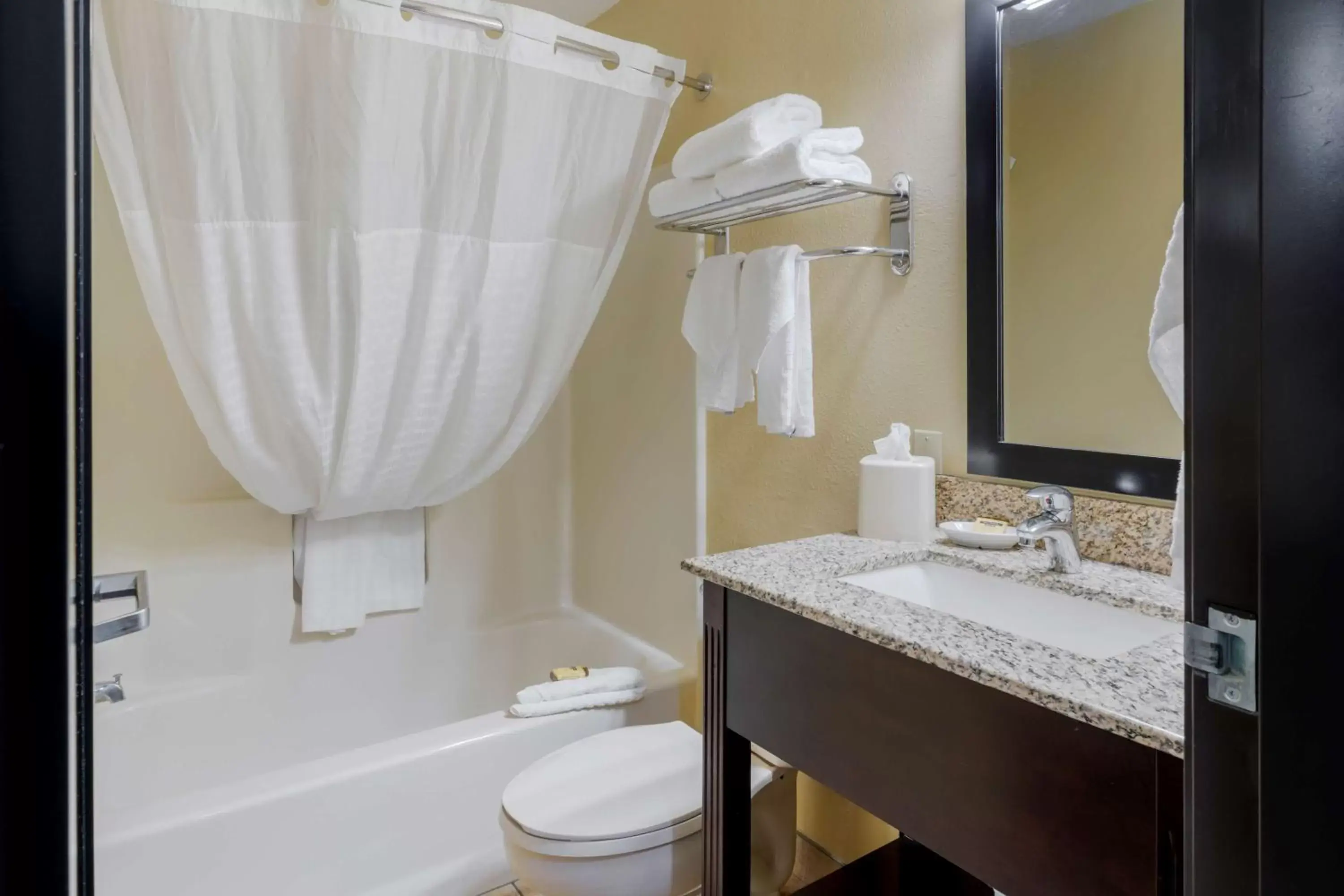 Bathroom in Best Western Cascade Inn & Suites