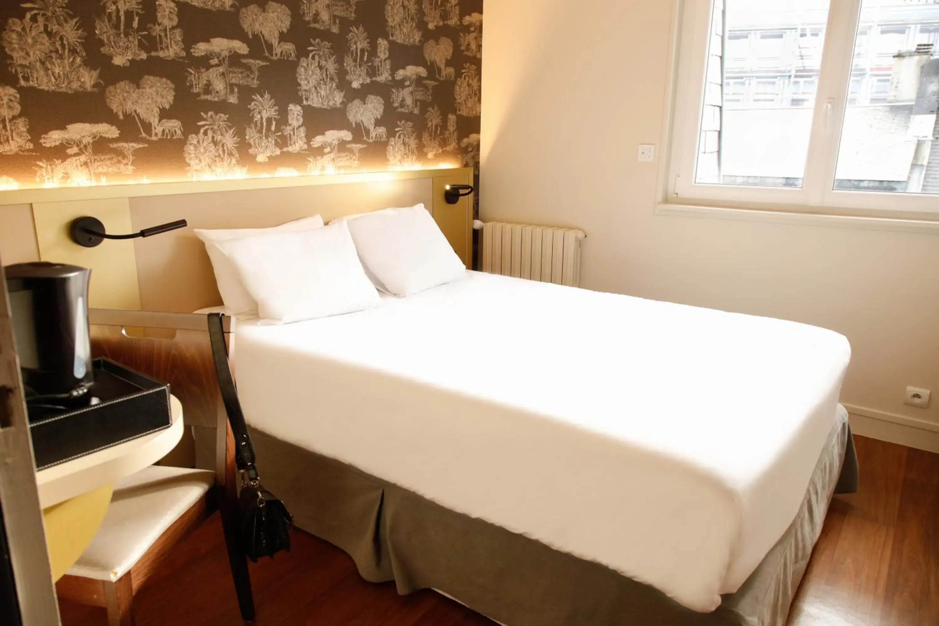 Bedroom, Bed in Hôtel de France Vire
