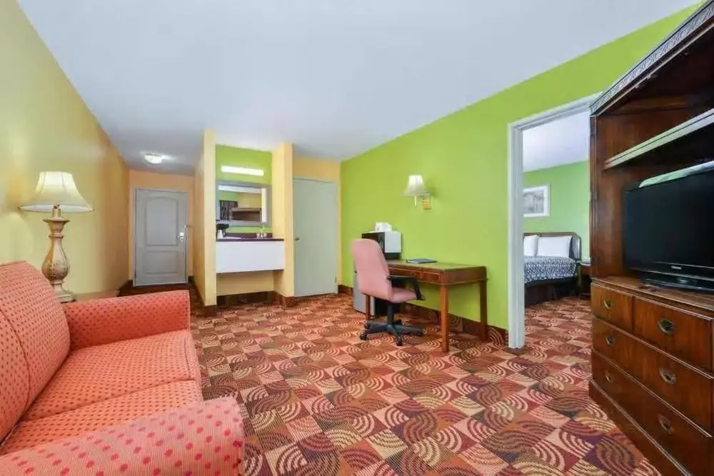 Seating area, Bed in Super 8 by Wyndham Lake of the Ozarks Seating area, Bed in Super 8 by Wyndham Lake of the Ozarks