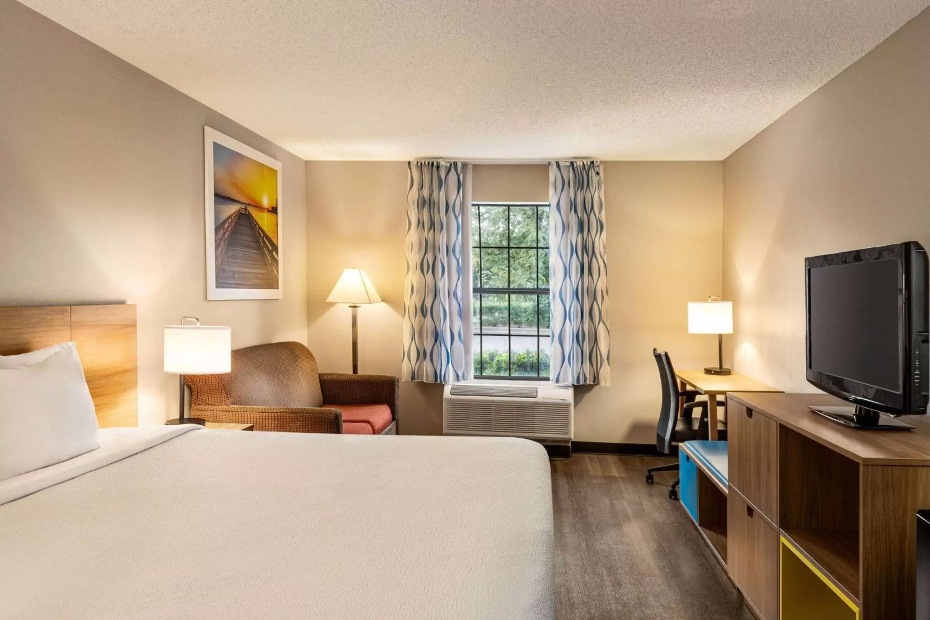 Photo of the whole room, Bed in Days Inn by Wyndham Shallotte Photo of the whole room, Bed in Days Inn by Wyndham Shallotte