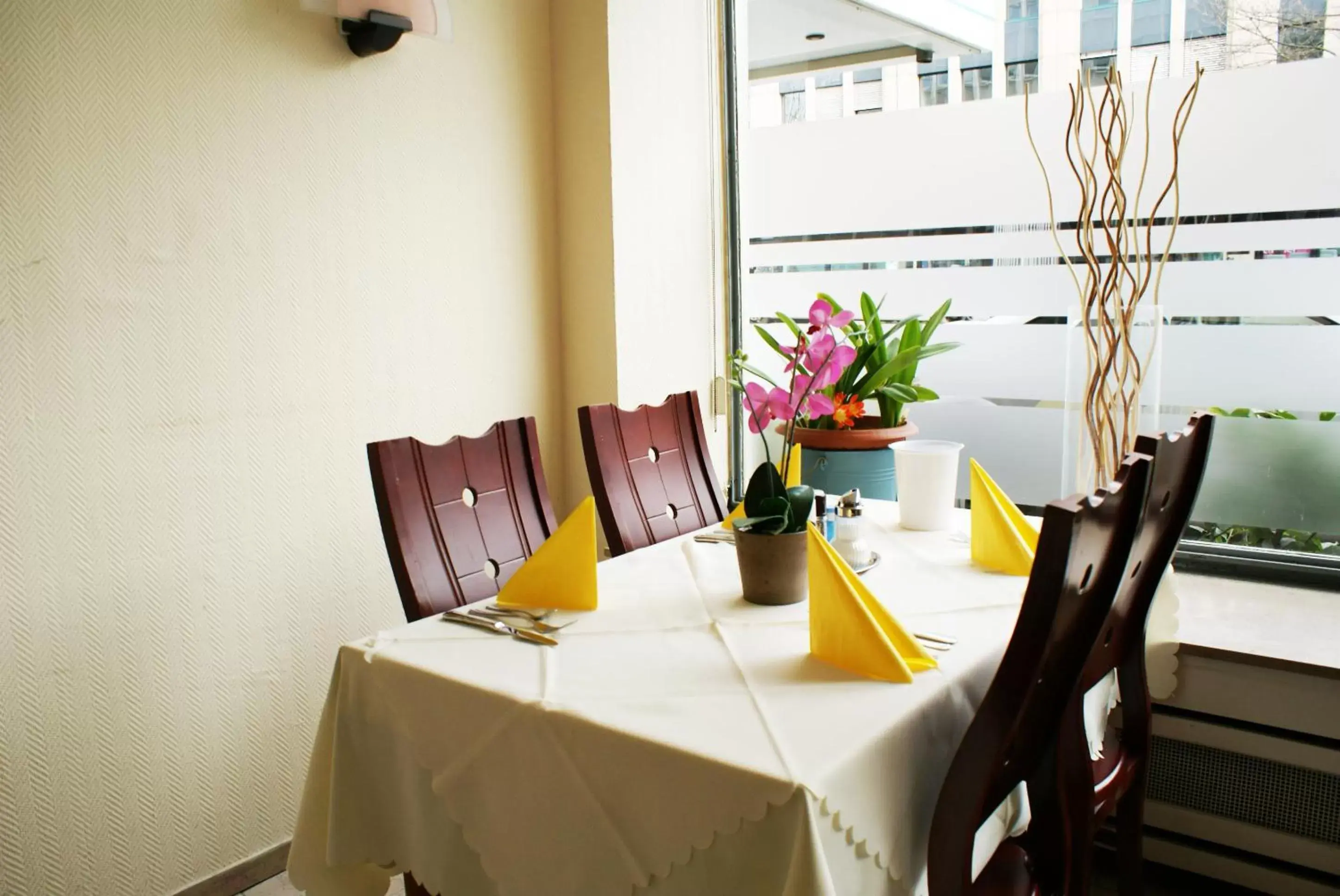 Dining area, Restaurant/Places to Eat in Bahn-Hotel