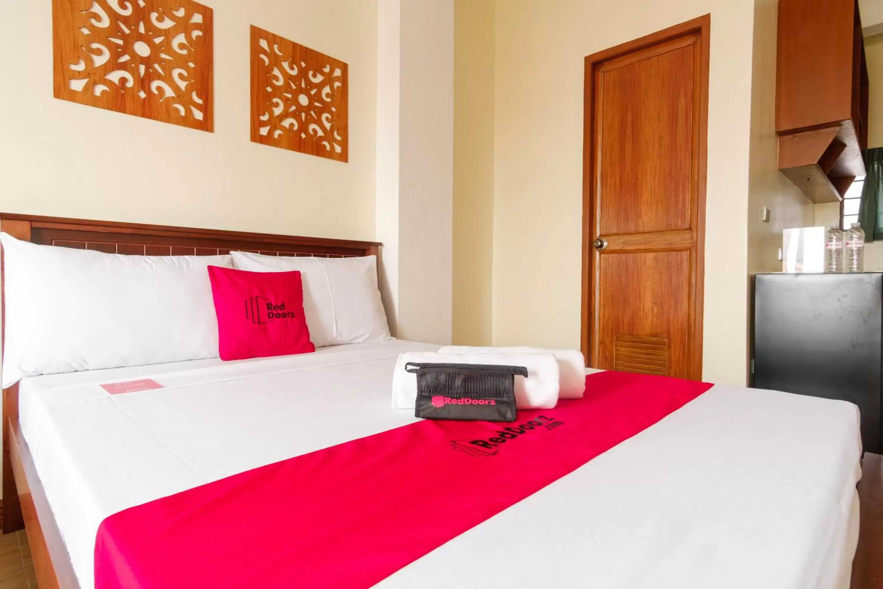 Photo of the whole room, Bed in RedDoorz Plus near Johnson and Johnson Paranaque Photo of the whole room, Bed in RedDoorz Plus near Johnson and Johnson Paranaque