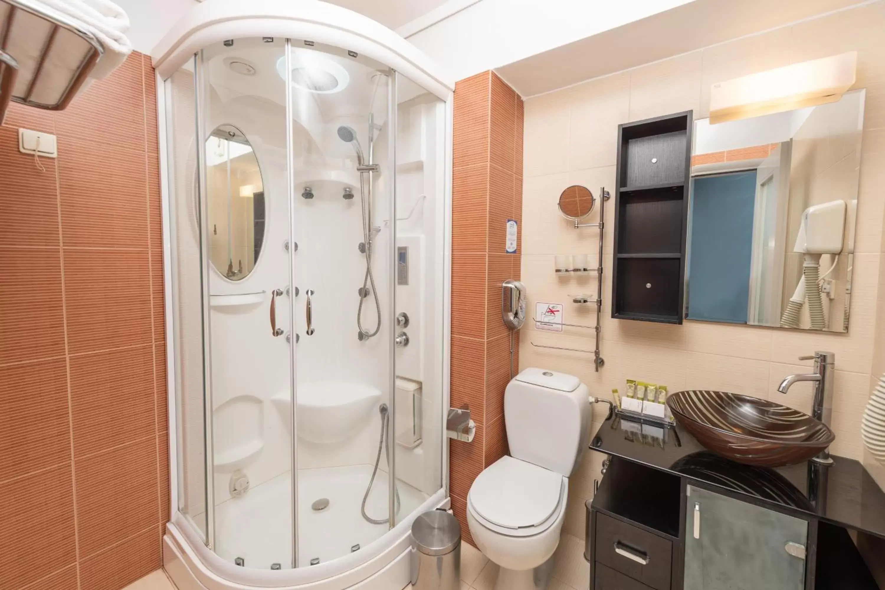 Shower, Bathroom in Heliotrope Hotels