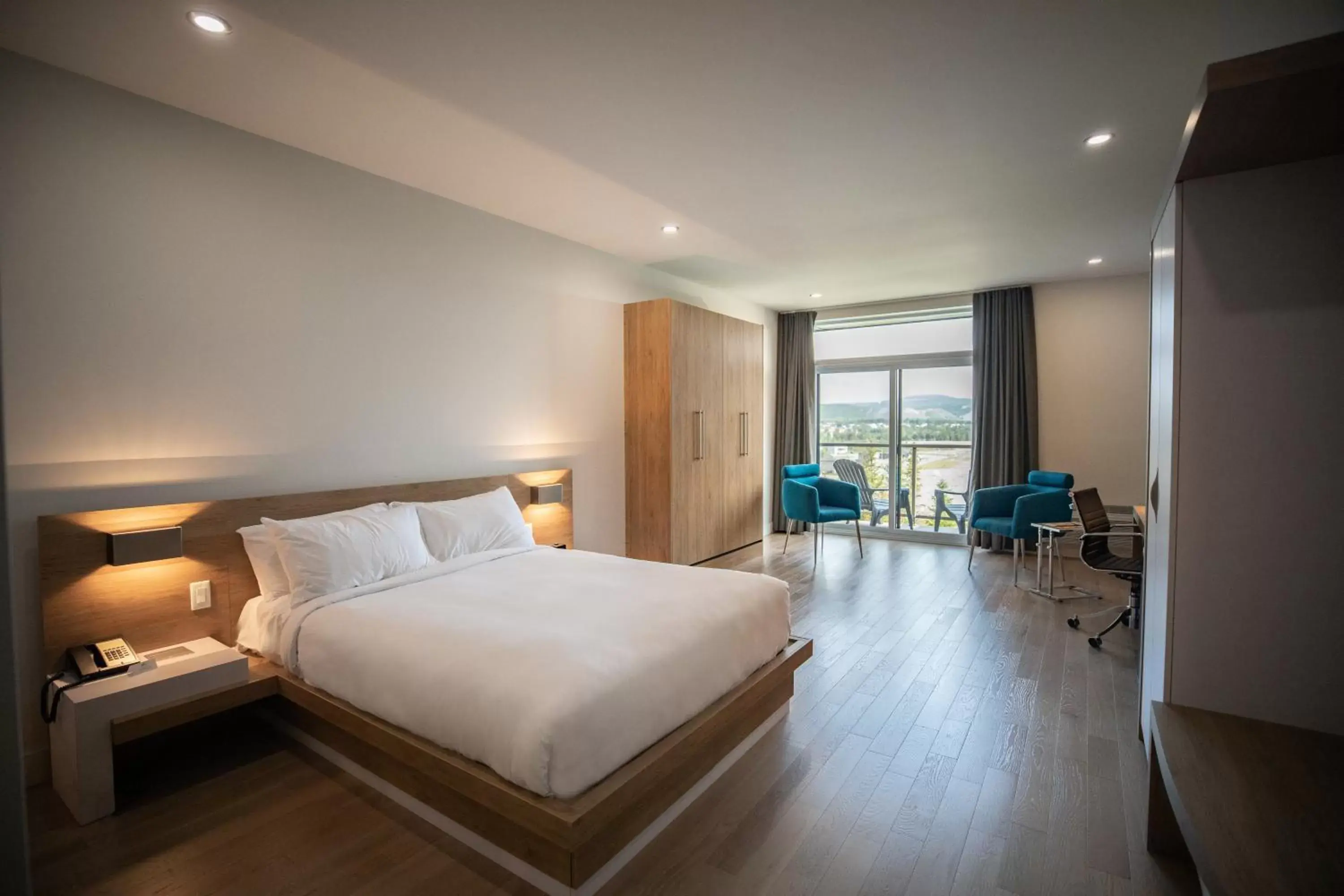 Comfort 1 Queen Bed and Murphy Bed Lake View in Hôtel du Domaine, centre de villégiature et de congrès Comfort 1 Queen Bed and Murphy Bed Lake View in Hôtel du Domaine, centre de villégiature et de congrès