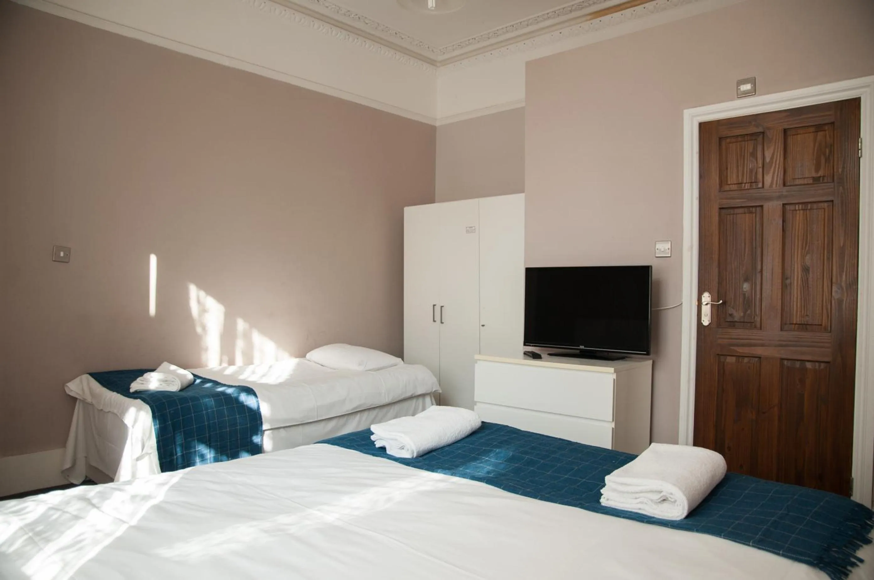 Photo of the whole room, Bed in Manor House London