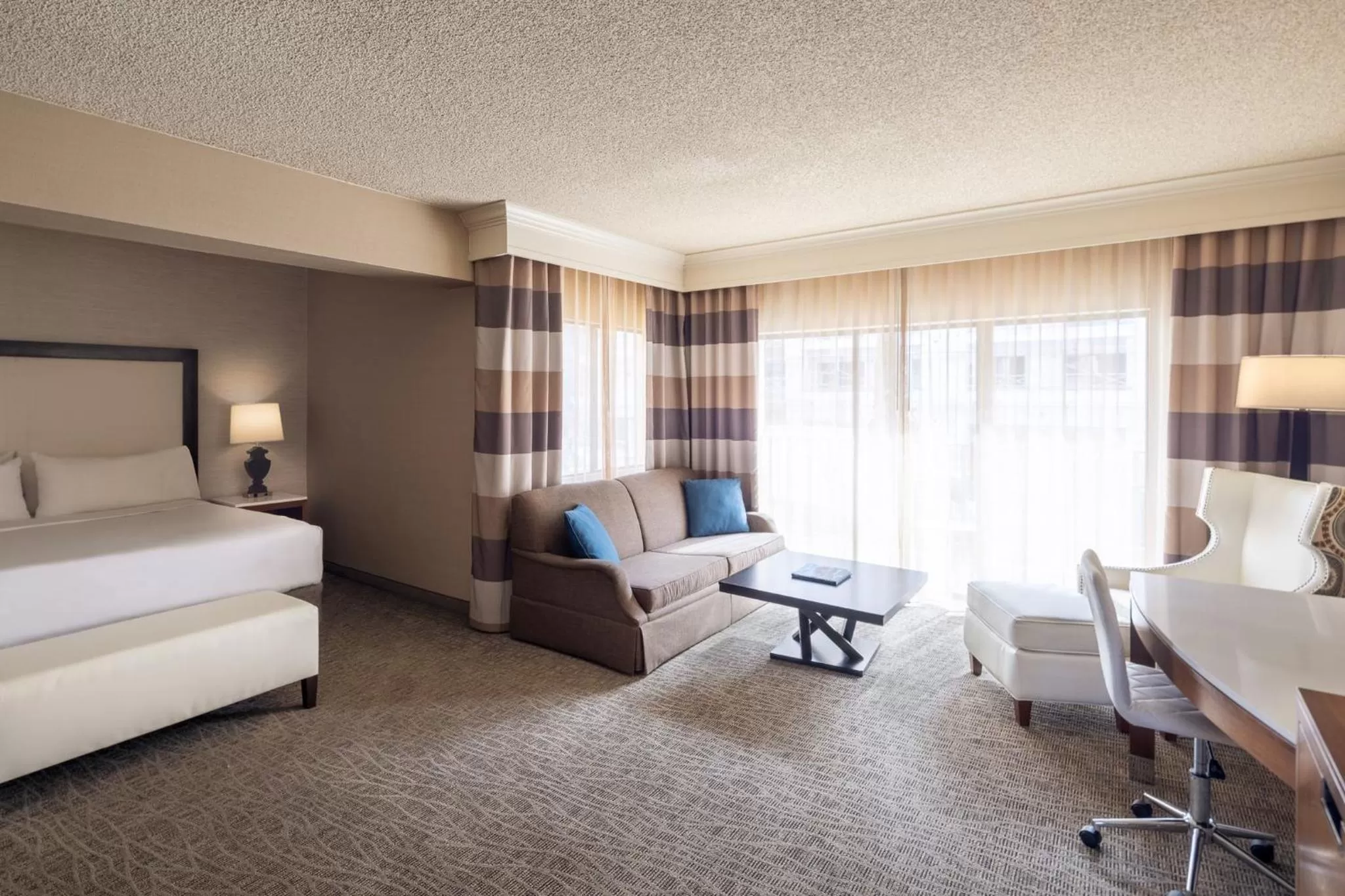 Photo of the whole room, Bed in Crowne Plaza Phoenix - Chandler Golf Resort by IHG
