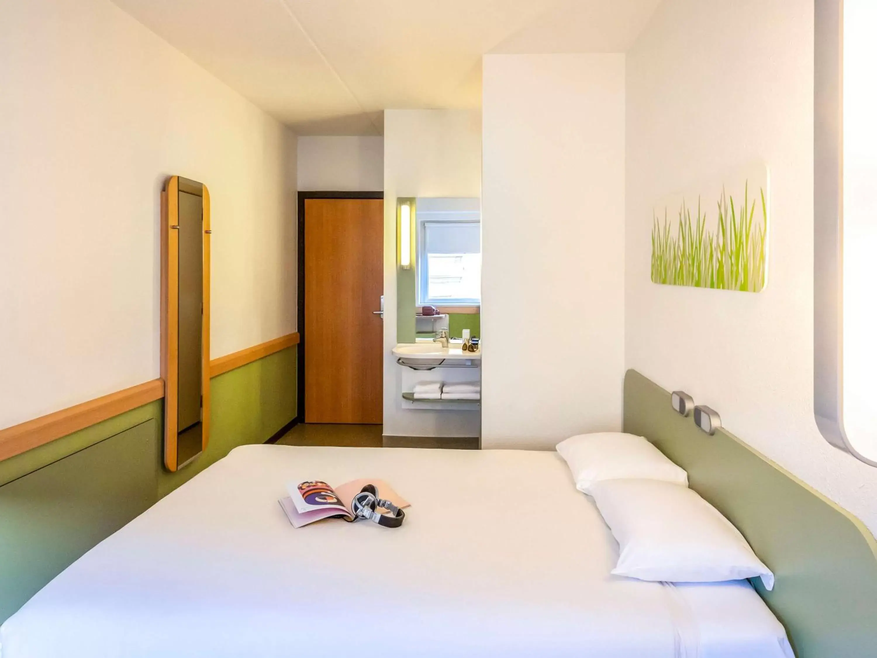 Bedroom, Bed in ibis budget Antwerpen Centraal Station