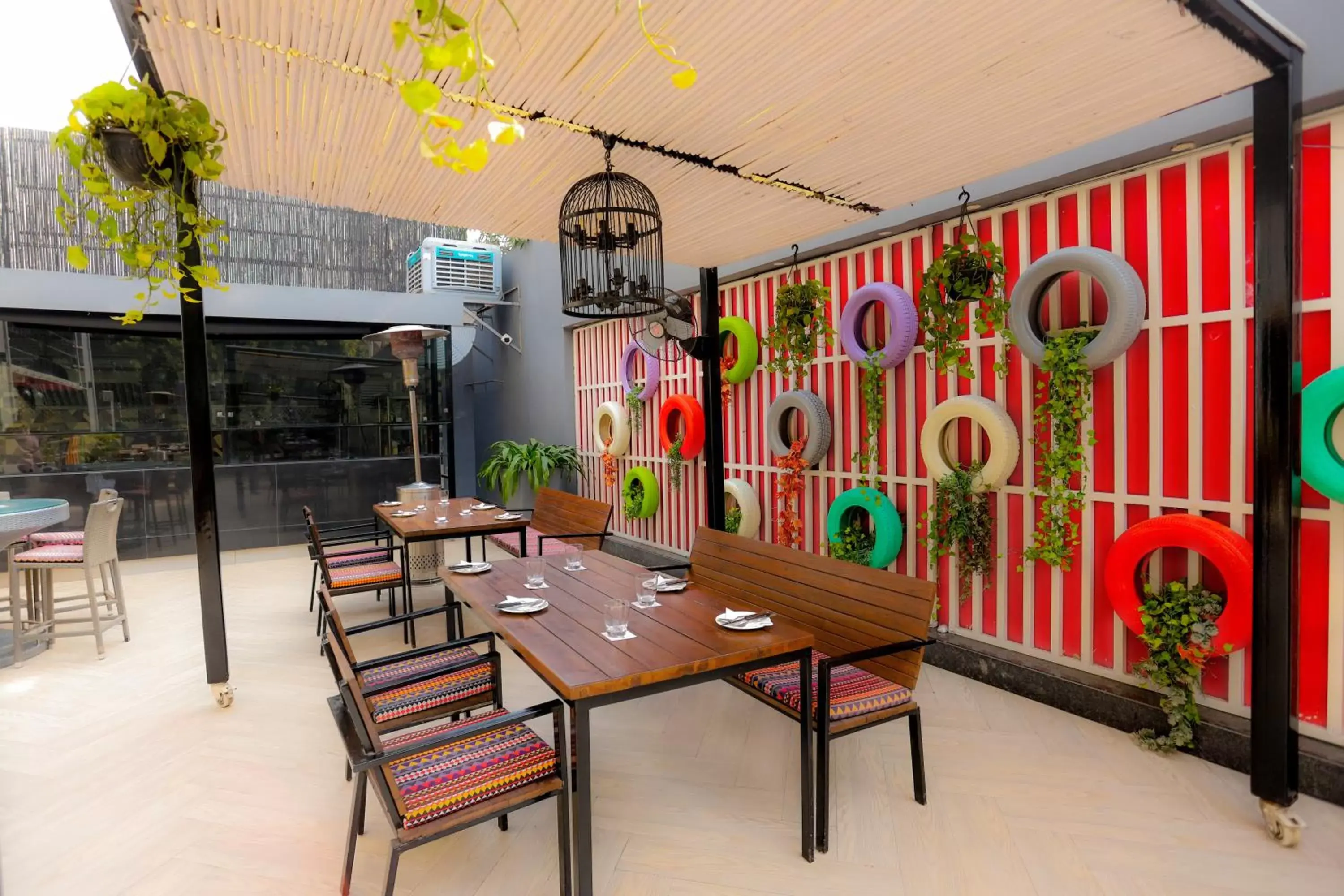 Restaurant/places to eat in Park Inn by Radisson,South Delhi