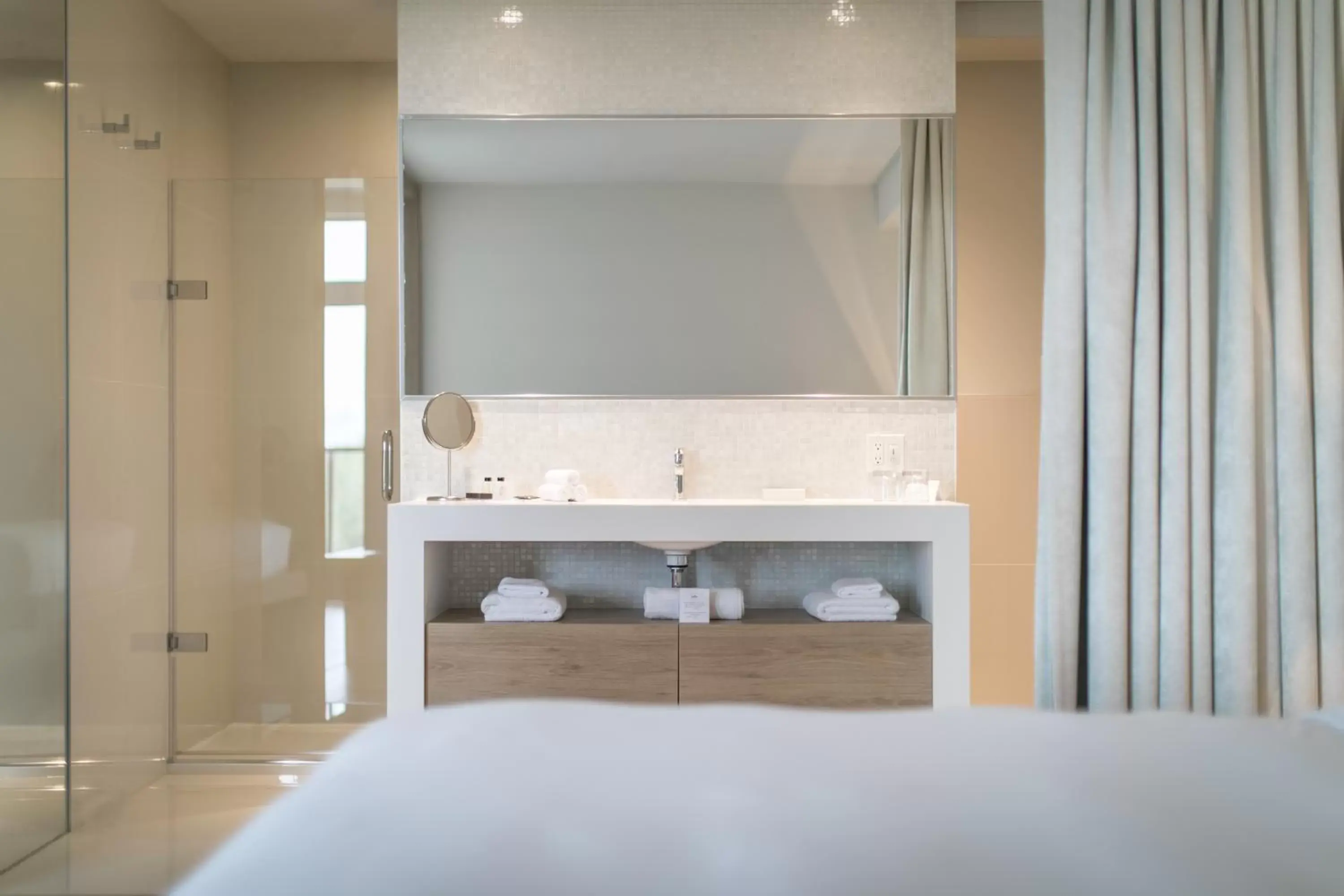 Shower, Bathroom in Hôtel du Domaine, centre de villégiature et de congrès