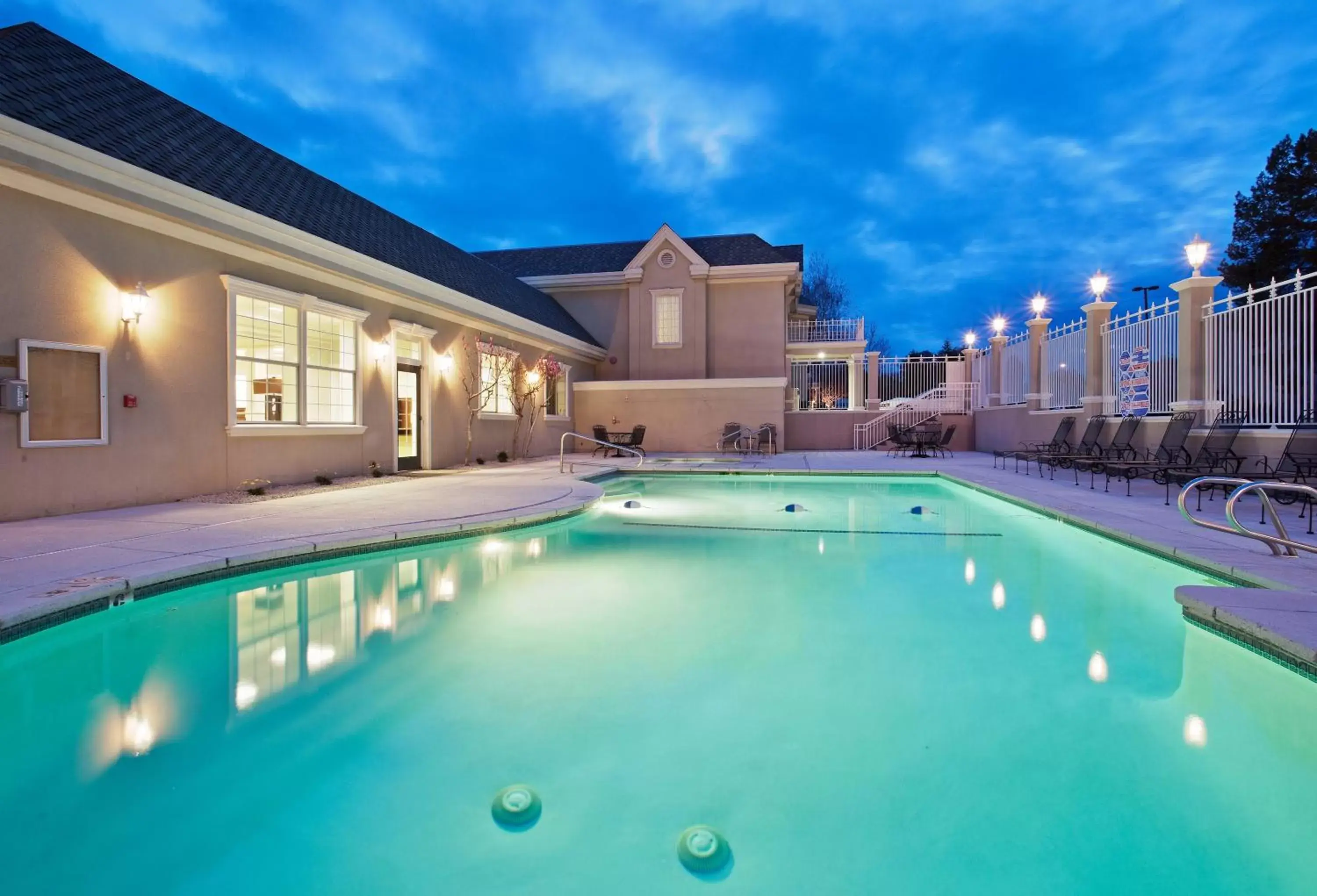 Swimming pool in Holiday Inn Redding by IHG Swimming pool in Holiday Inn Redding by IHG