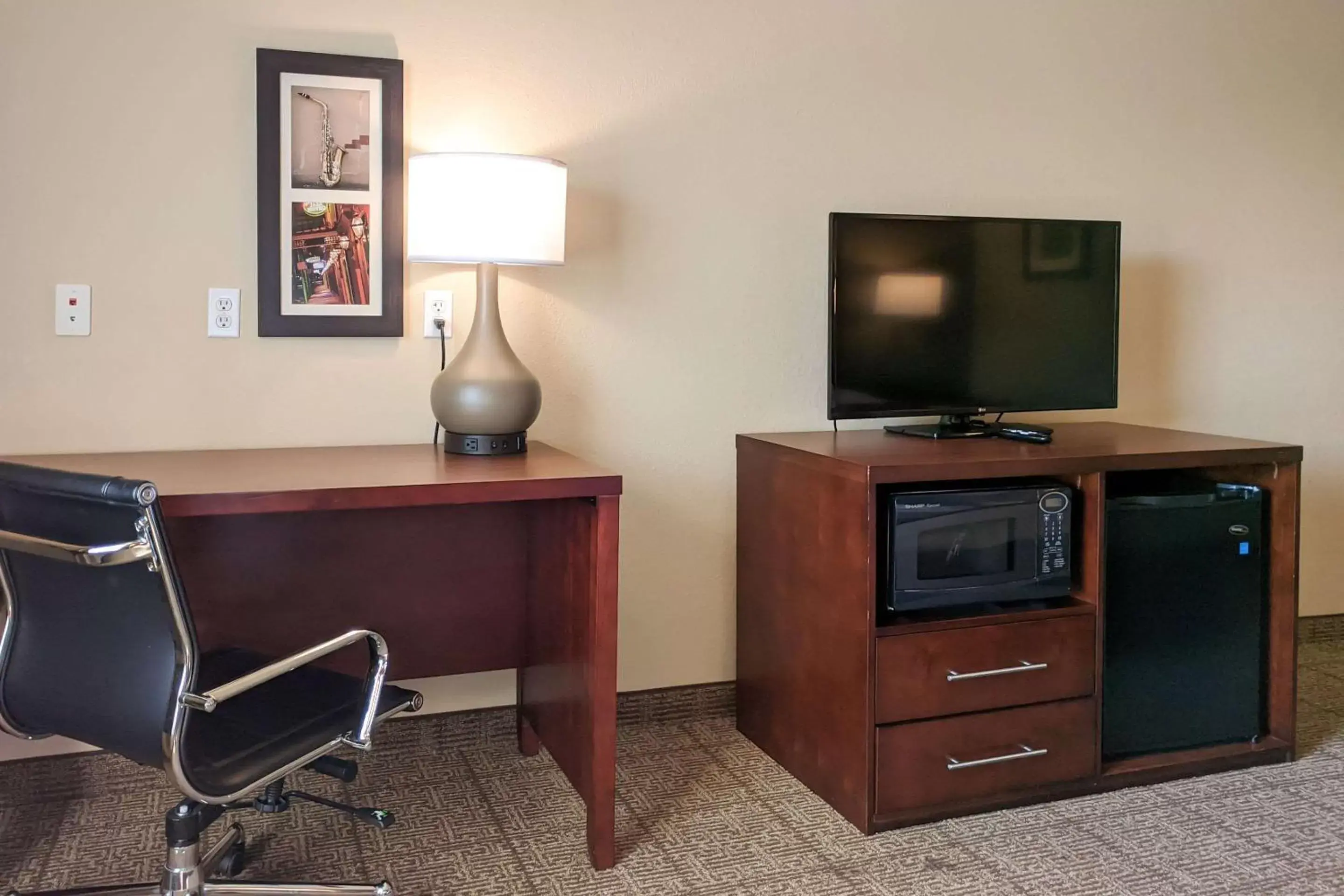 Photo of the whole room, TV/Entertainment Center in Comfort Inn Marrero-New Orleans West