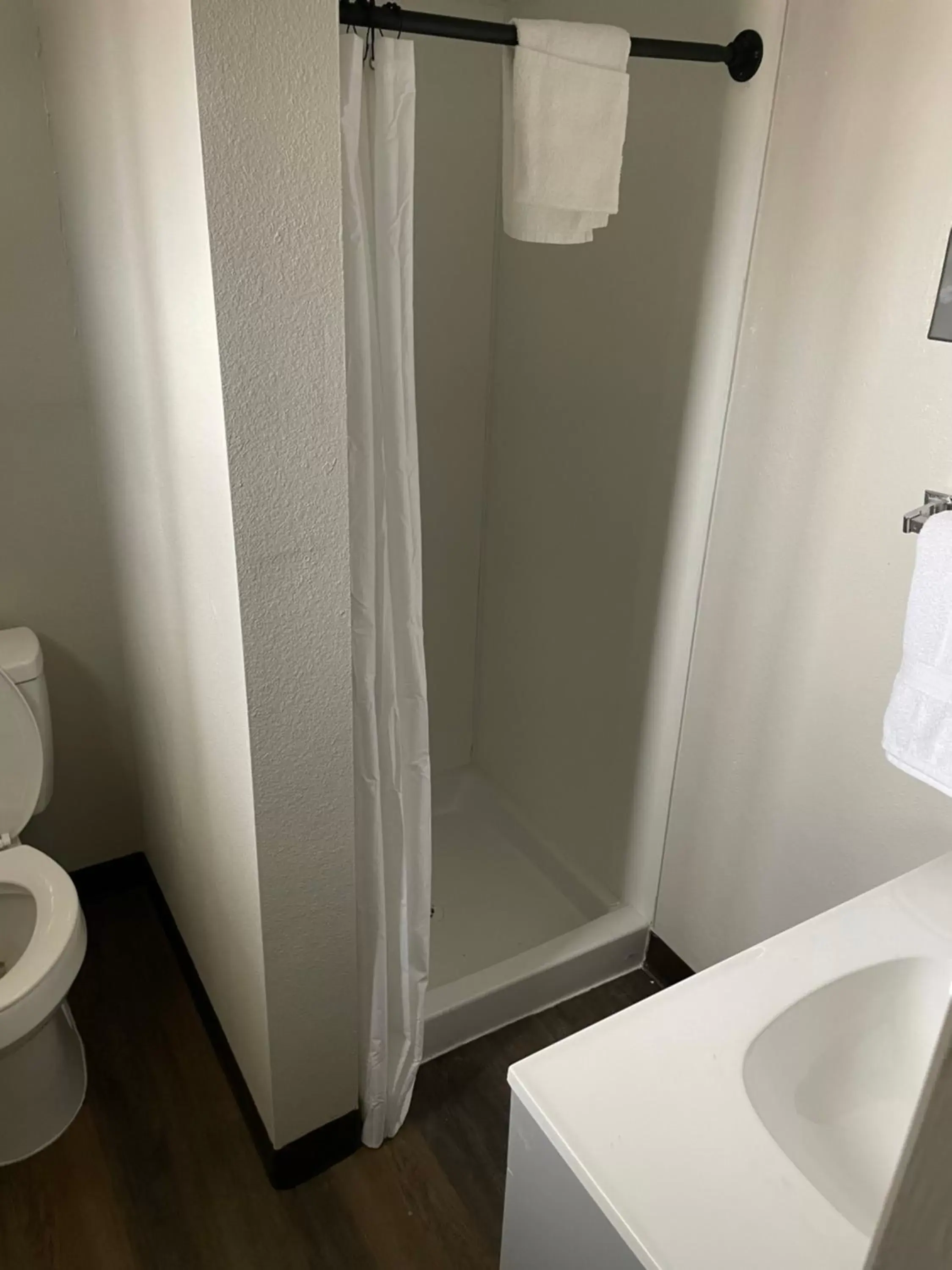 Shower, Bathroom in Artesia Inn- No Service Fees