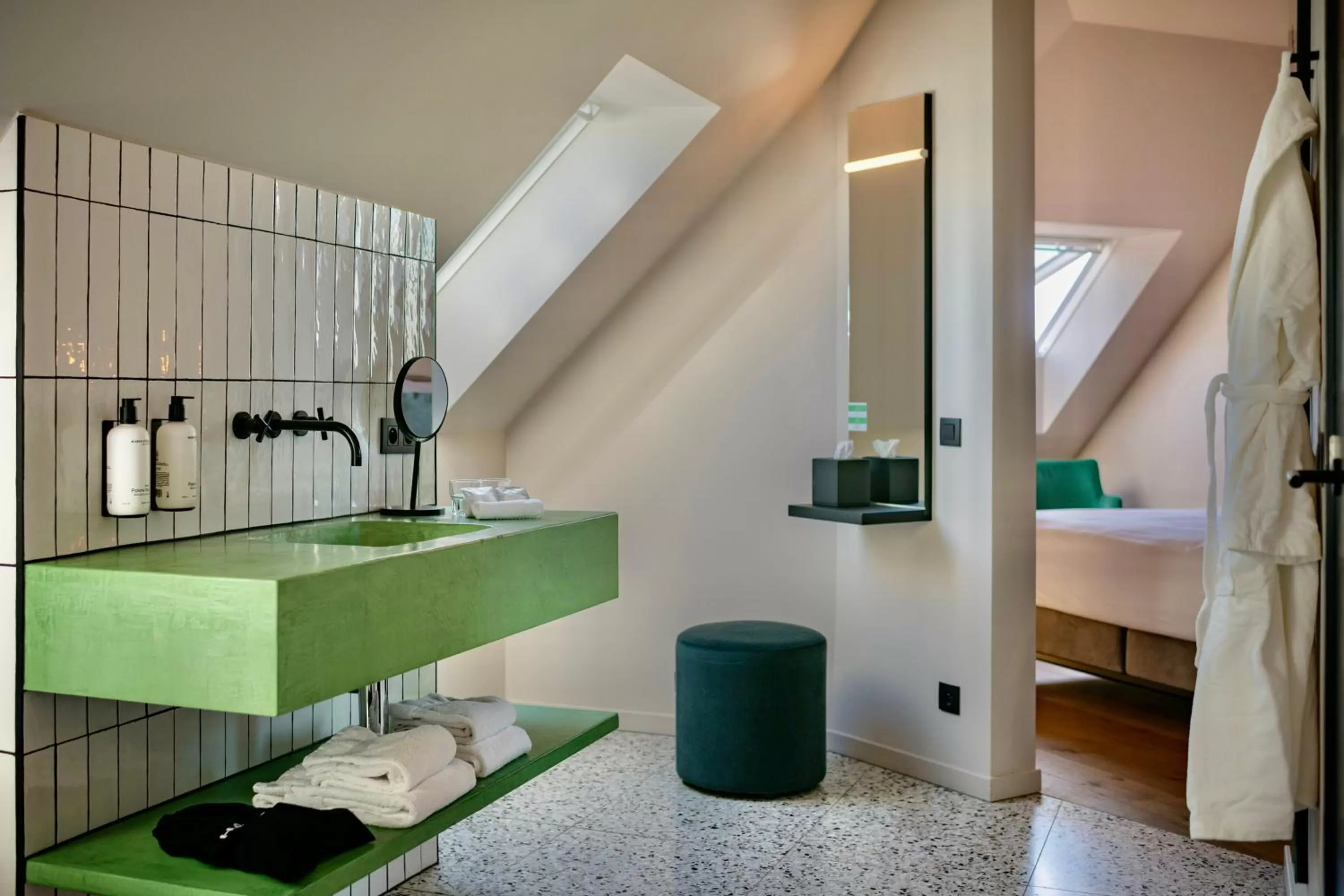 Bathroom, Bed in U Eat & Sleep Antwerp