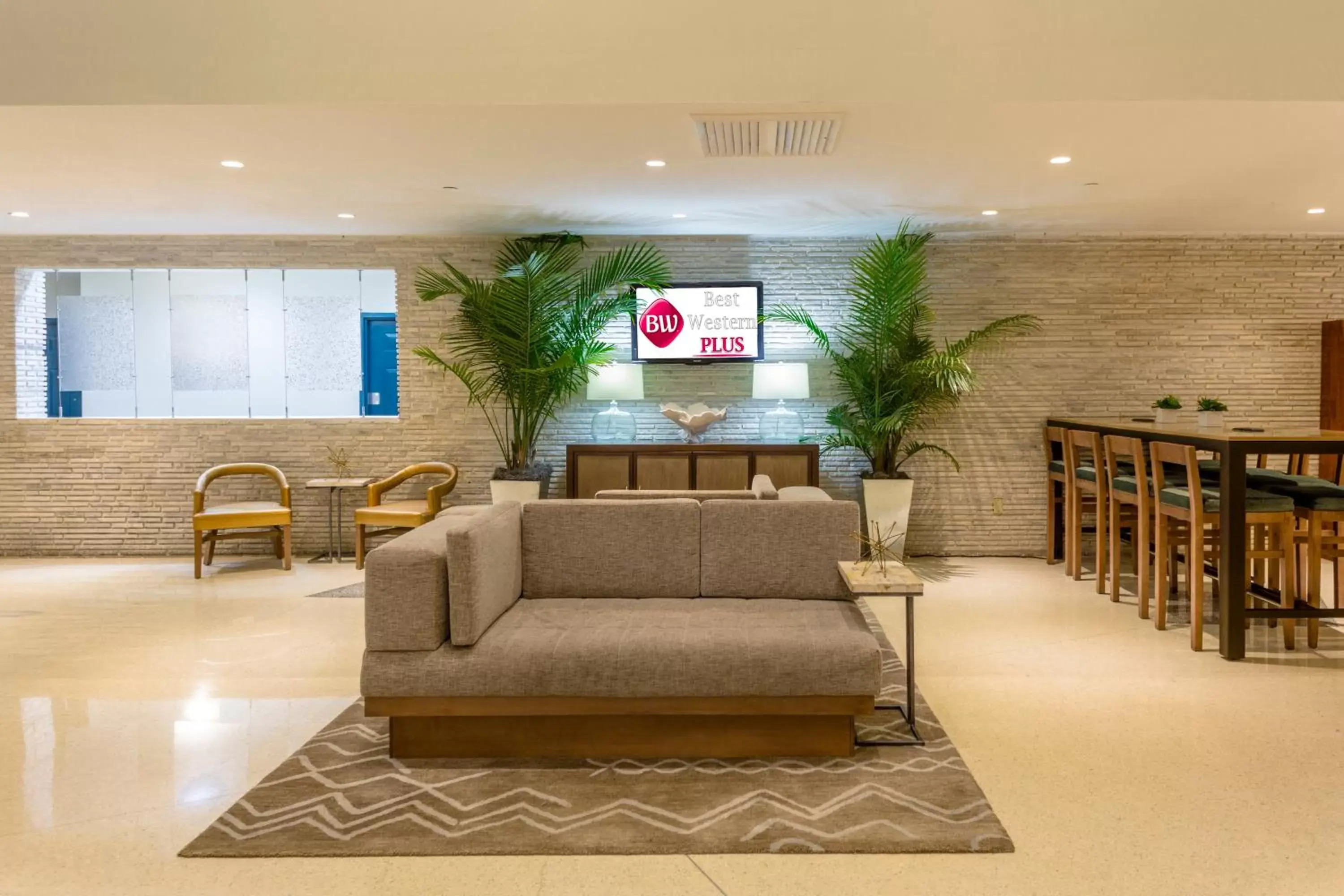 Communal lounge/ TV room in Best Western Plus Atlantic Beach Resort