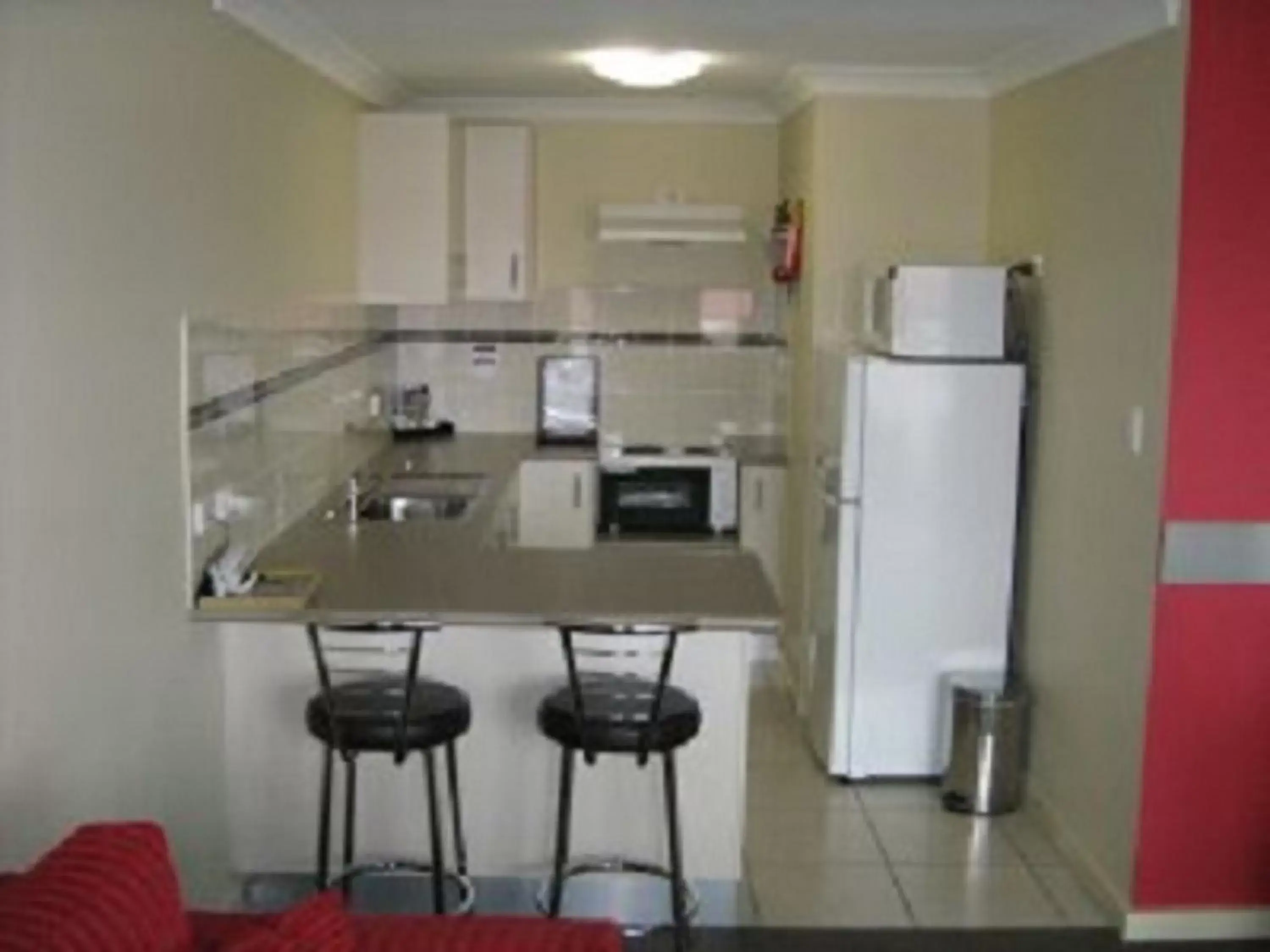 Kitchen or kitchenette, Kitchen/Kitchenette in Cattlemans Country Motor Inn & Serviced Apartments