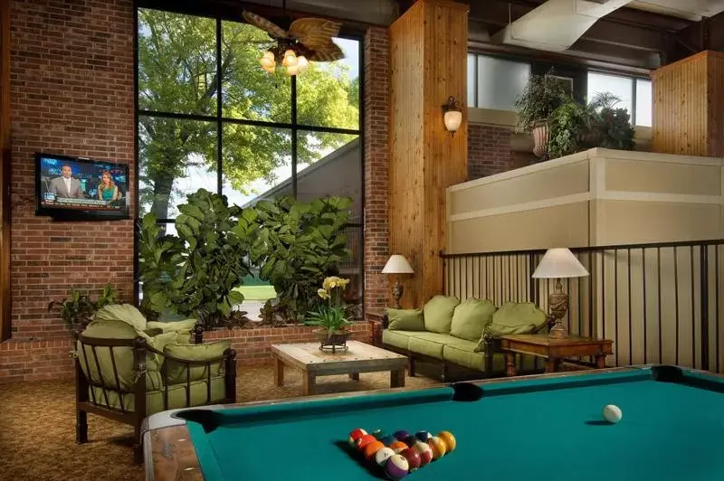 Communal lounge/ TV room, Billiards in Northwest Inn