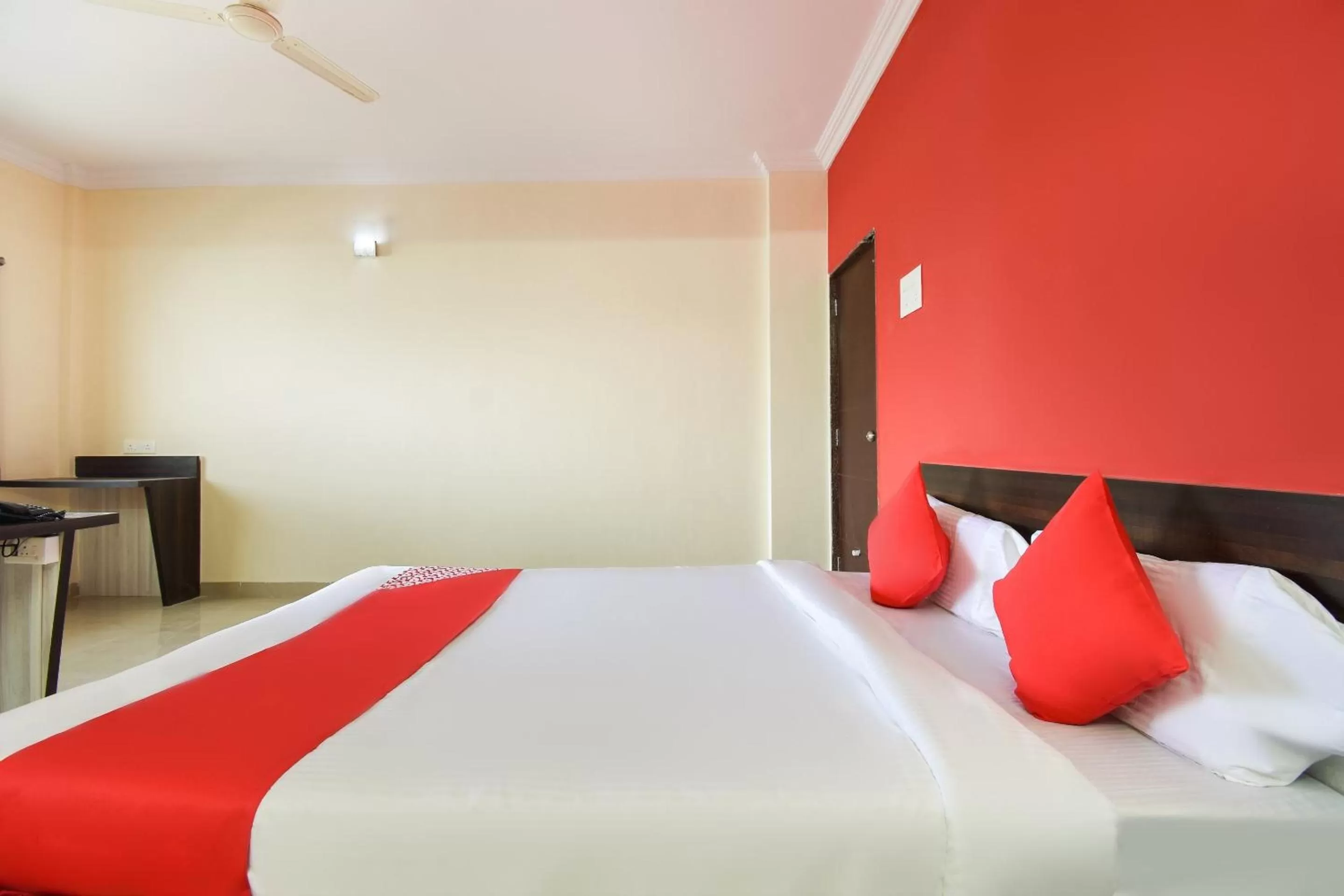 Bedroom, Bed in OYO Flagship 43302 Hotel Sargam