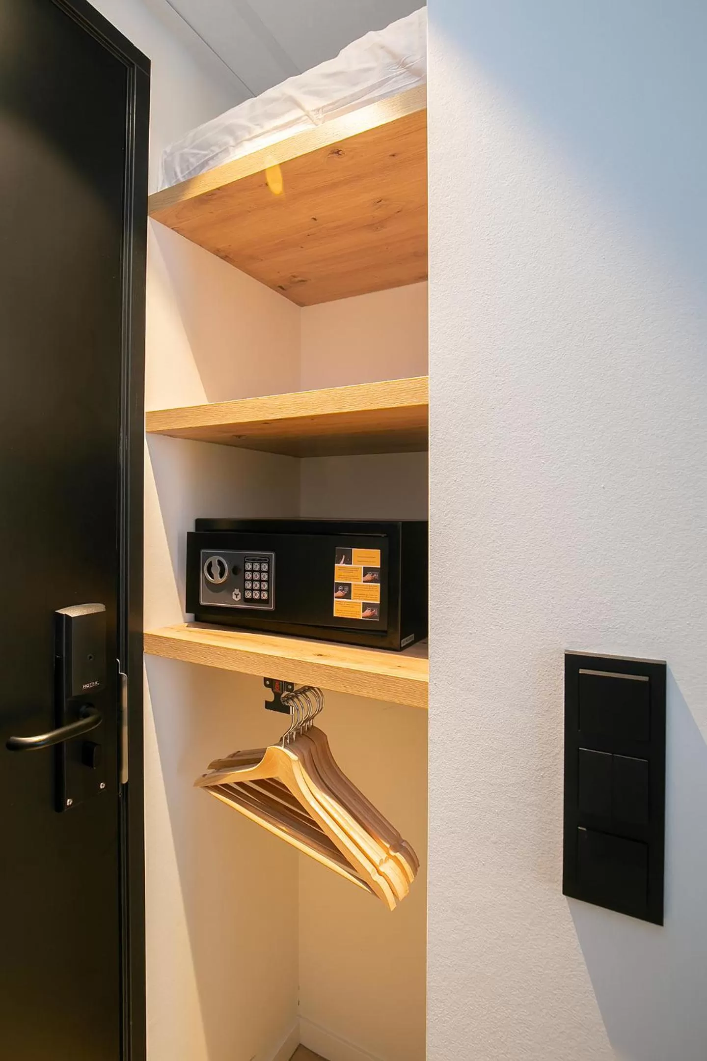 microwave in Snoozz Hotels Bolsward Boutique hotel zonder receptie met digitale sleutel