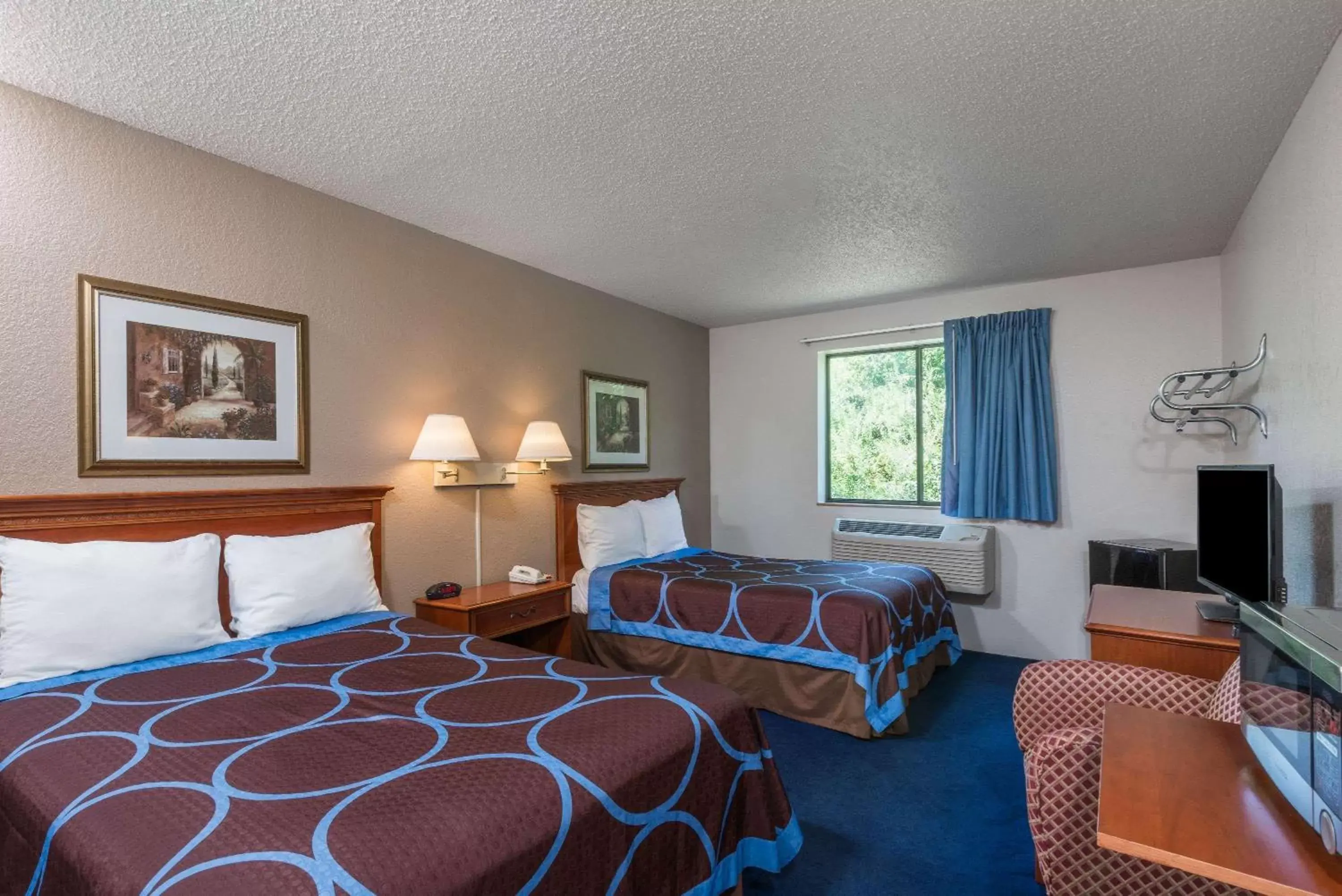 Photo of the whole room, Bed in Super 8 by Wyndham Delmont