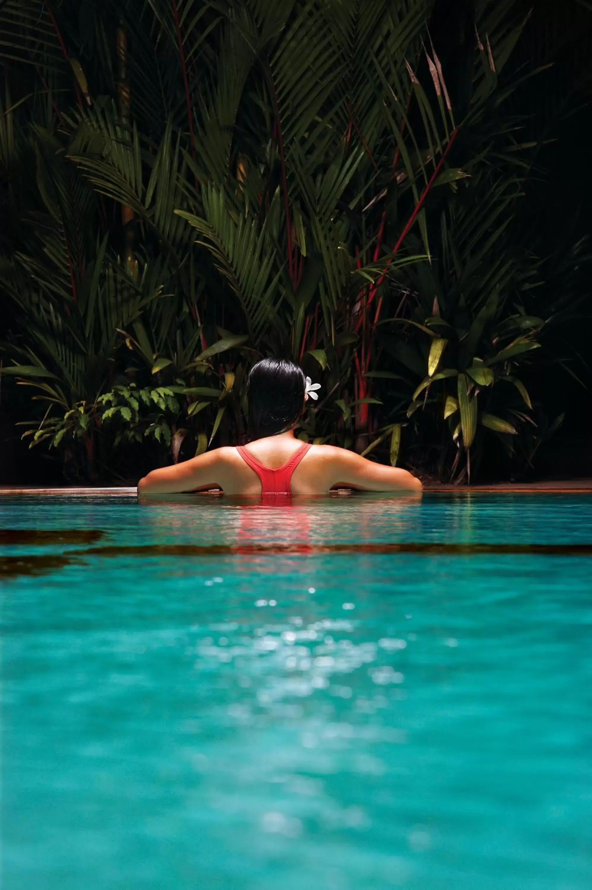Swimming pool in The Gateway Hotel Beach Road, Calicut Swimming pool in The Gateway Hotel Beach Road, Calicut