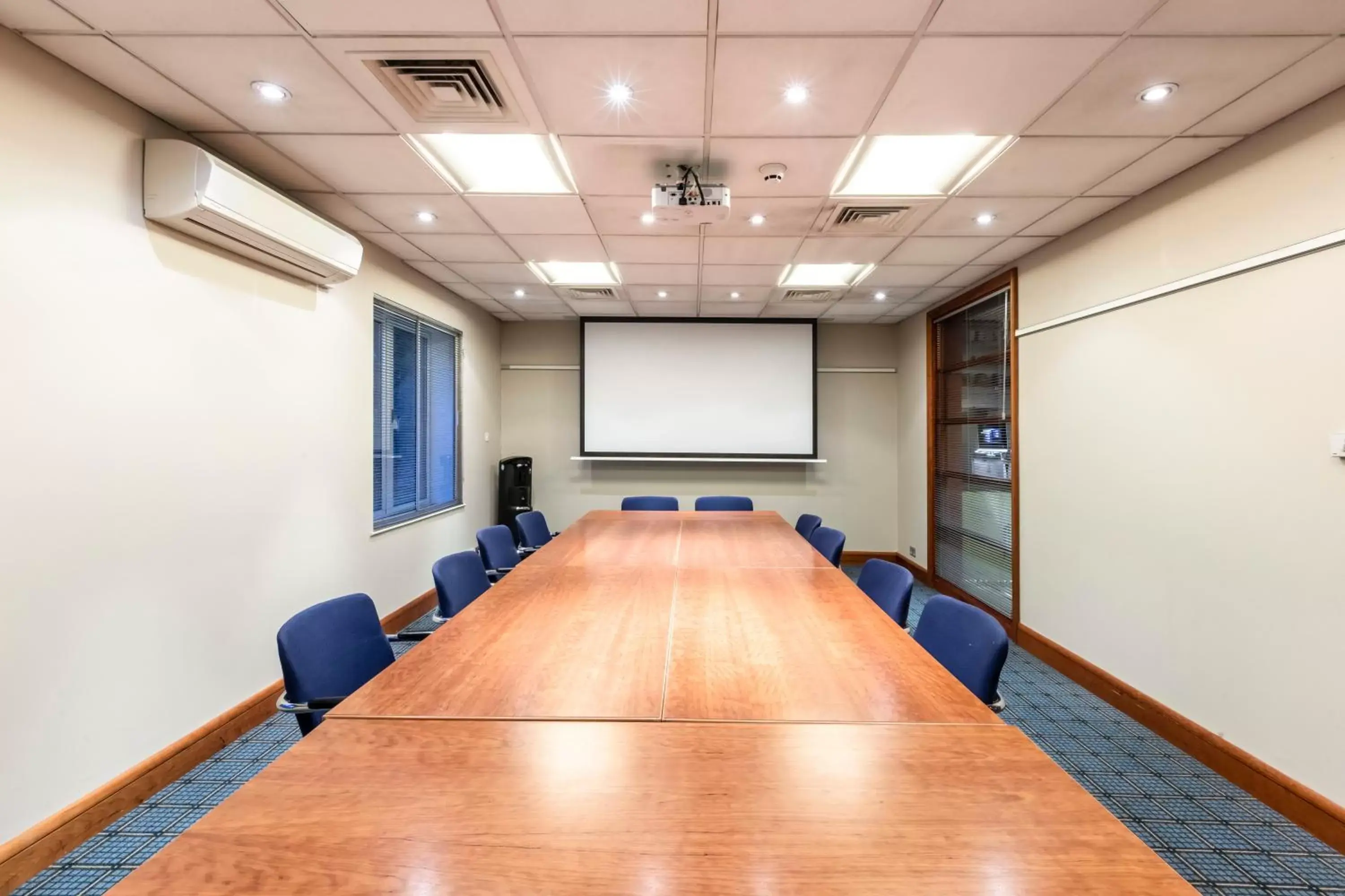 Meeting/conference room in Holiday Inn Oxford, an IHG Hotel