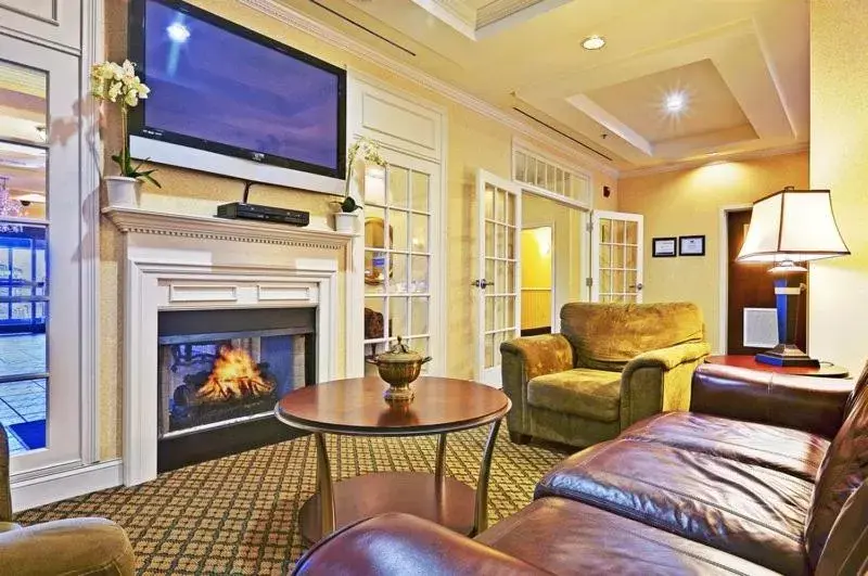 Lobby or reception, Seating Area in Holiday Inn Express & Suites Dyersburg, an IHG Hotel