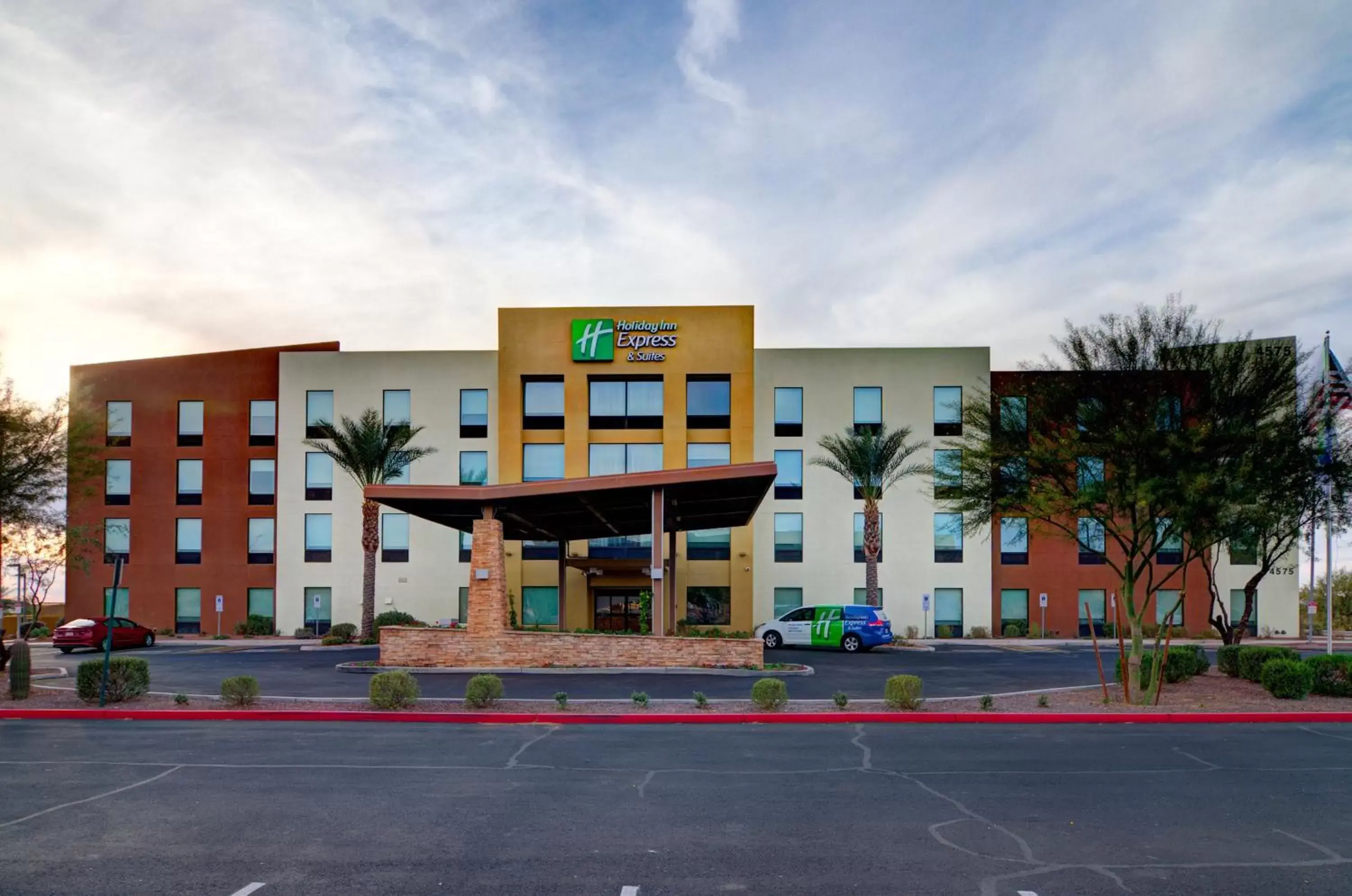 Property Building in Holiday Inn Express & Suites - Phoenix North - Scottsdale, an IHG Hotel