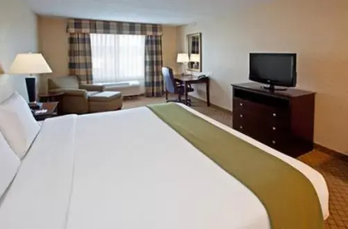 Bedroom, Bed in Holiday Inn Express Hotel & Suites Anderson, an IHG Hotel
