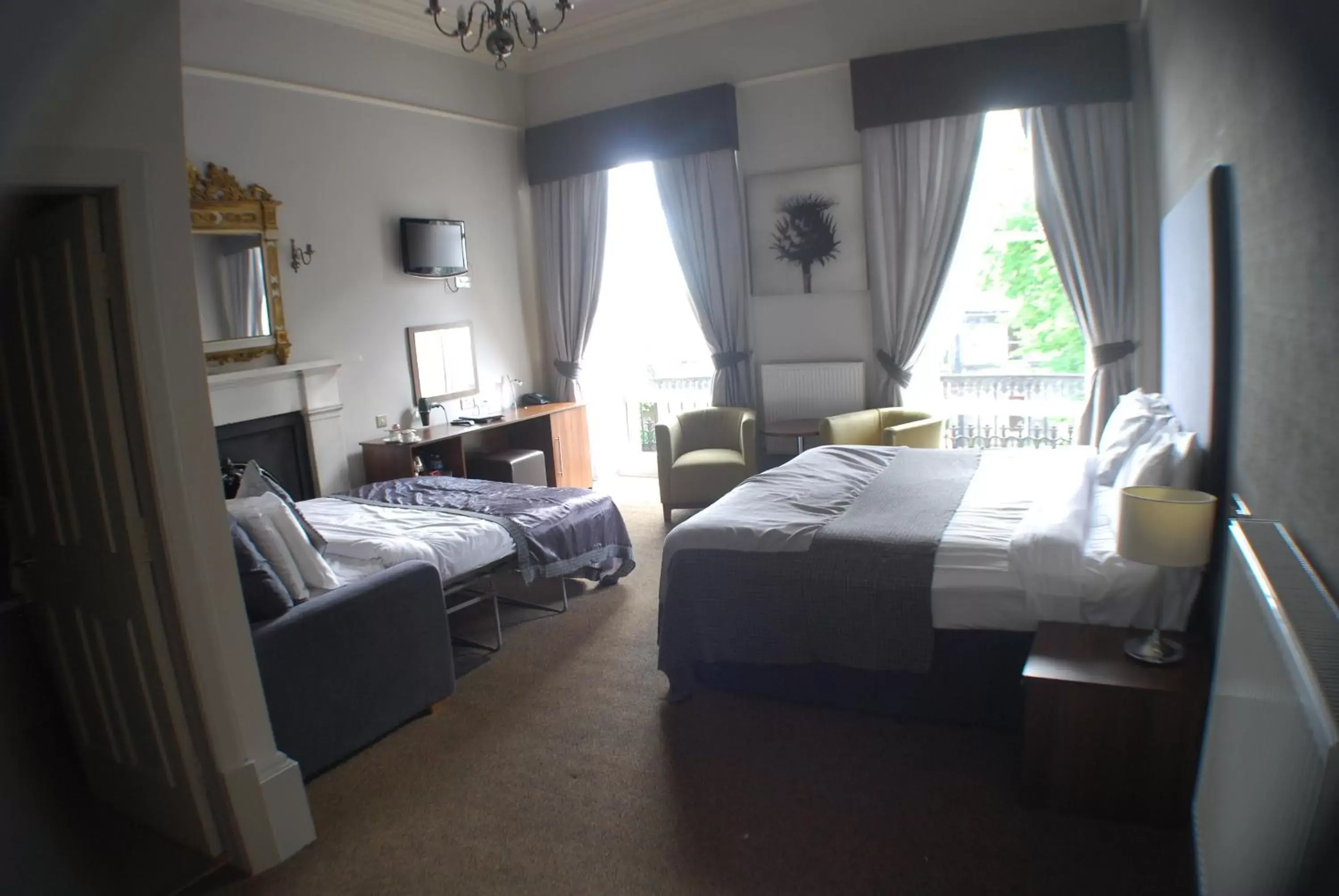 Photo of the whole room, Bed in The Salisbury Hotel