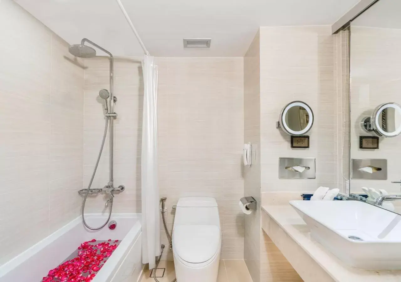 Shower, Bathroom in Royal Cliff Beach Hotel Pattaya