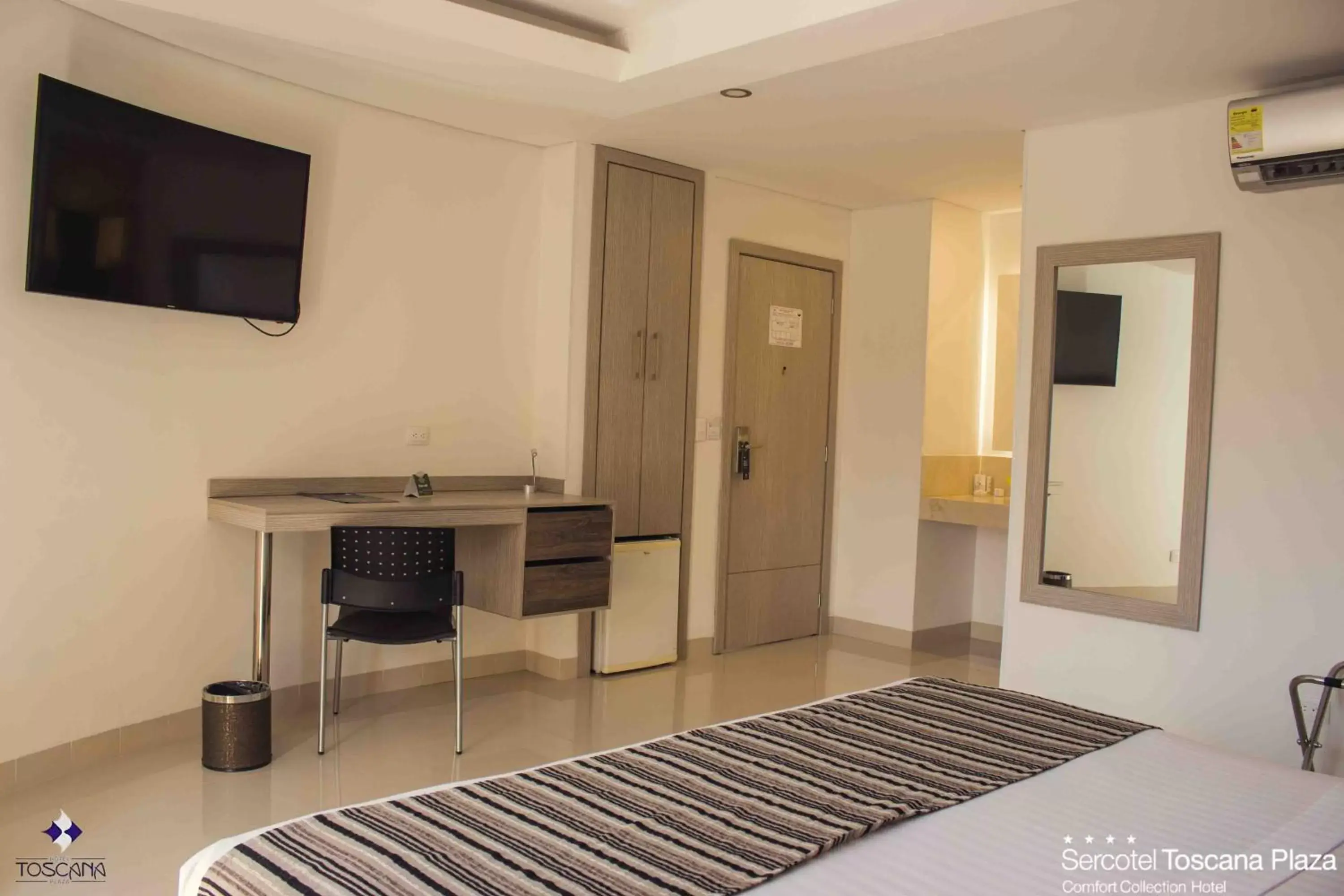 TV and multimedia, TV/Entertainment Center in Hotel Toscana Plaza