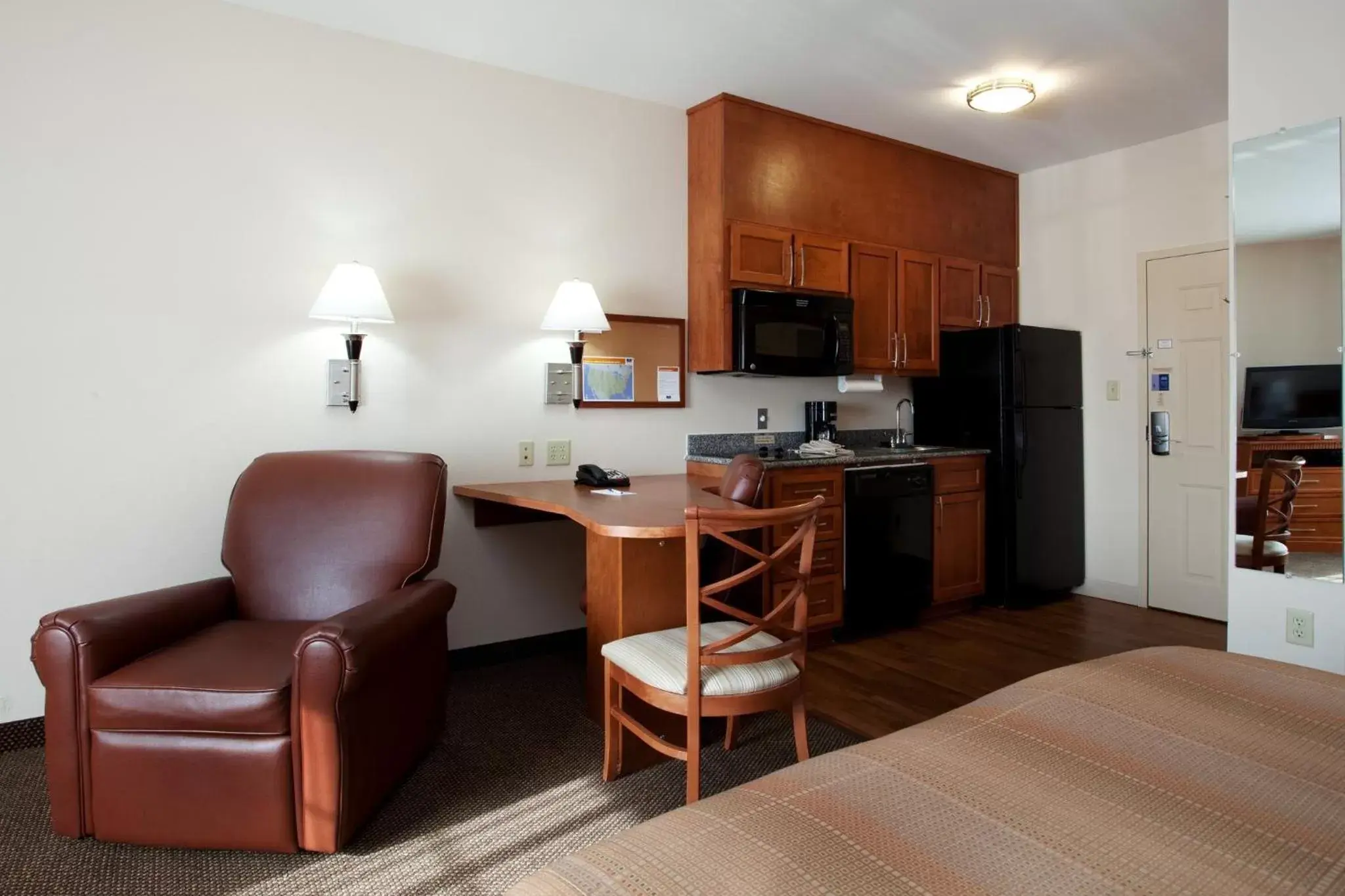 Bedroom, Kitchen/Kitchenette in Candlewood Suites New Iberia, an IHG Hotel