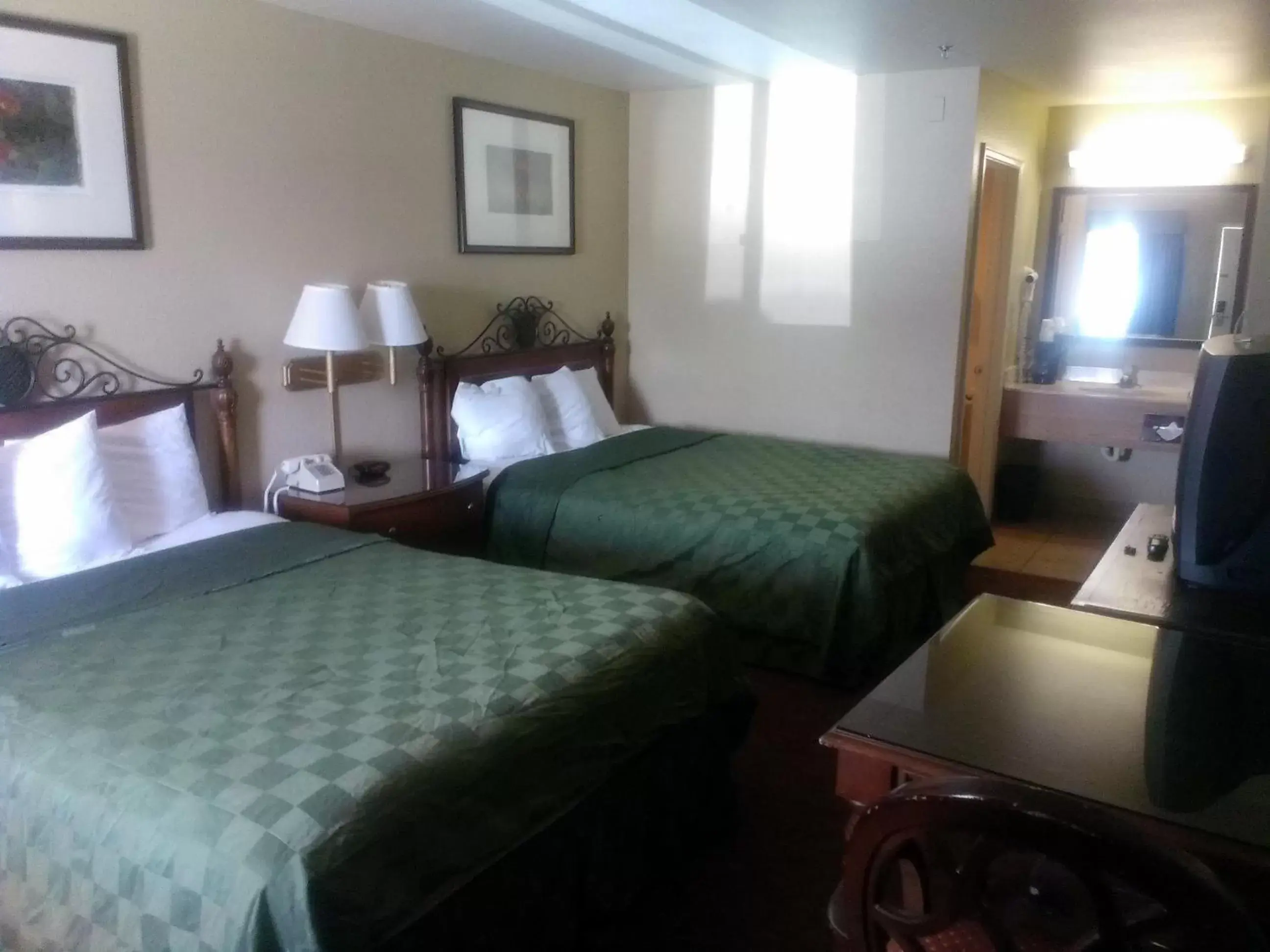 Bed in Days Inn by Wyndham Kingman East