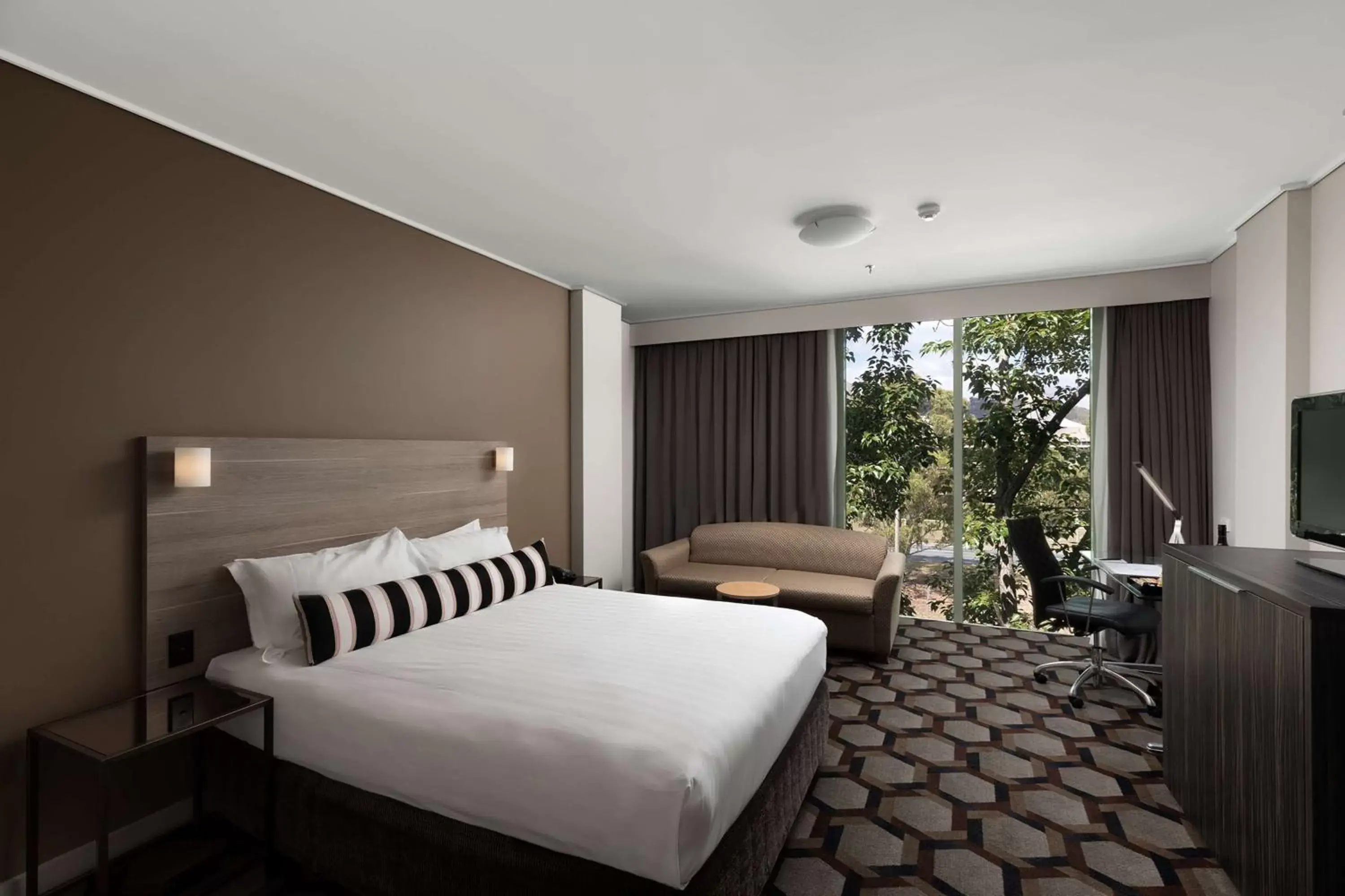 Photo of the whole room, Bed in Rydges Canberra