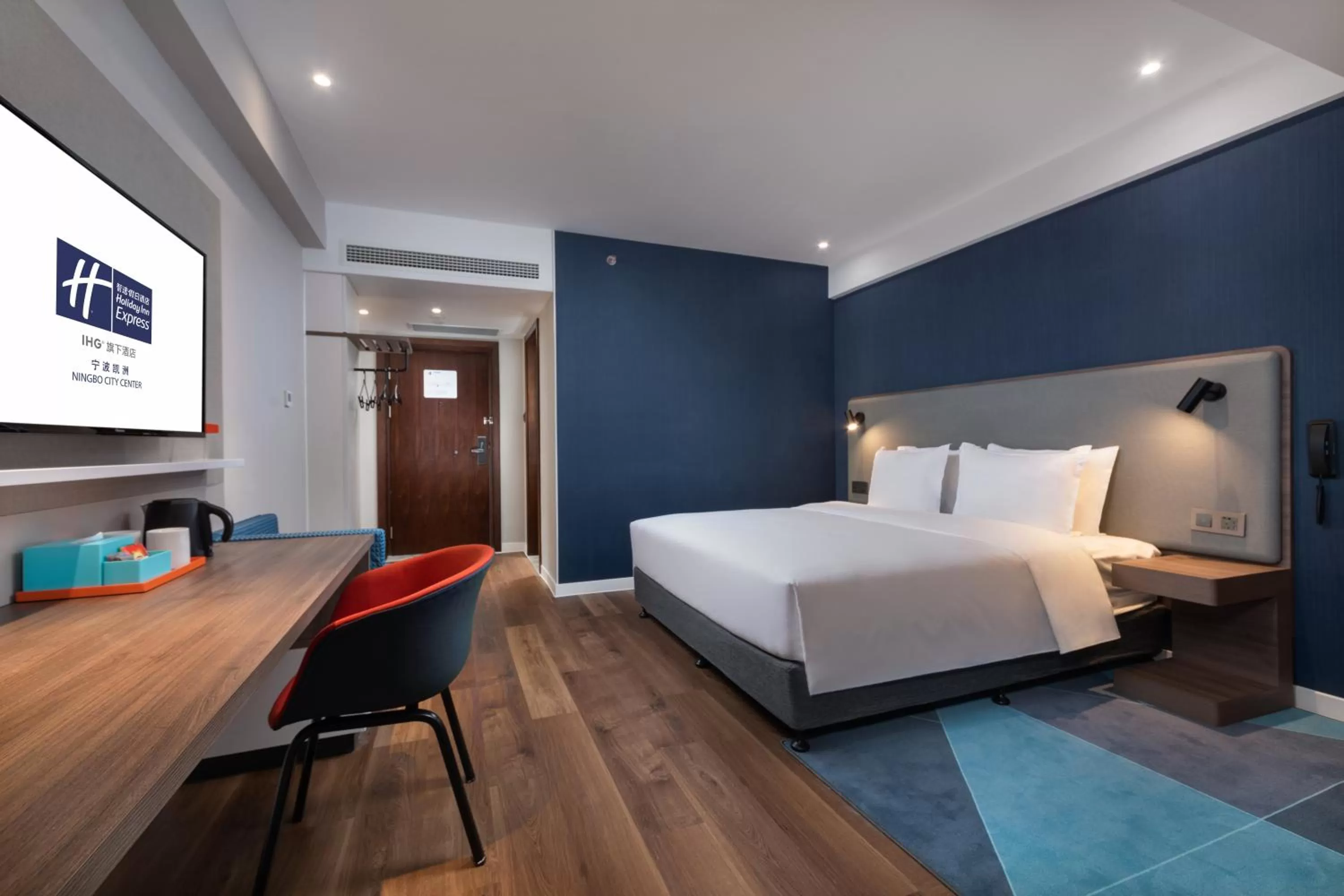 Photo of the whole room, Bed in Holiday Inn Express Ningbo City Center by IHG