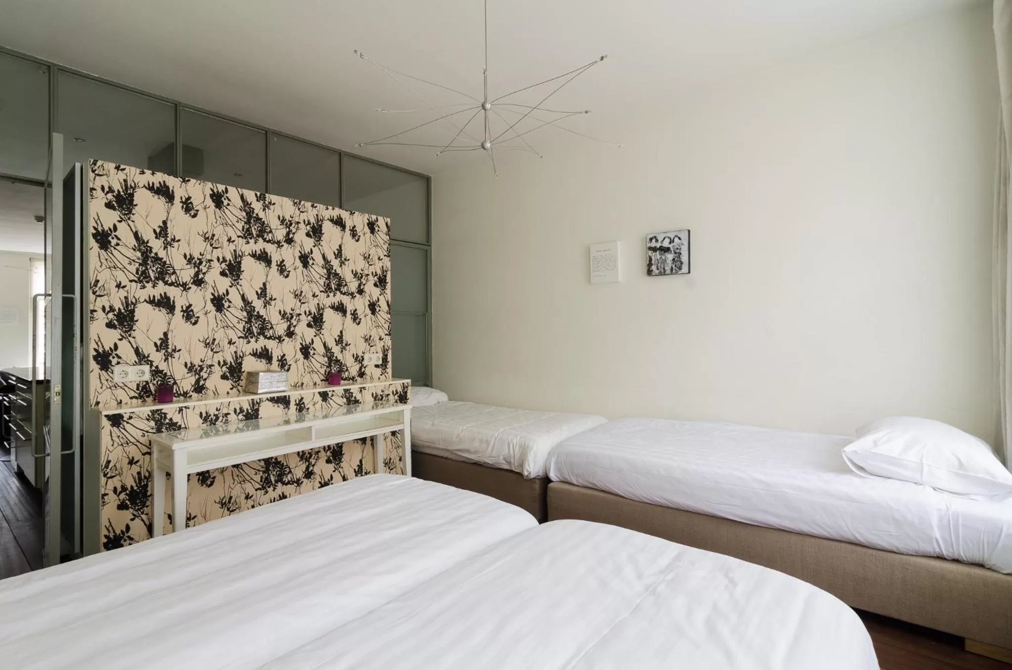 Photo of the whole room, Room Photo in Marnix Modern: Supercentral 8P