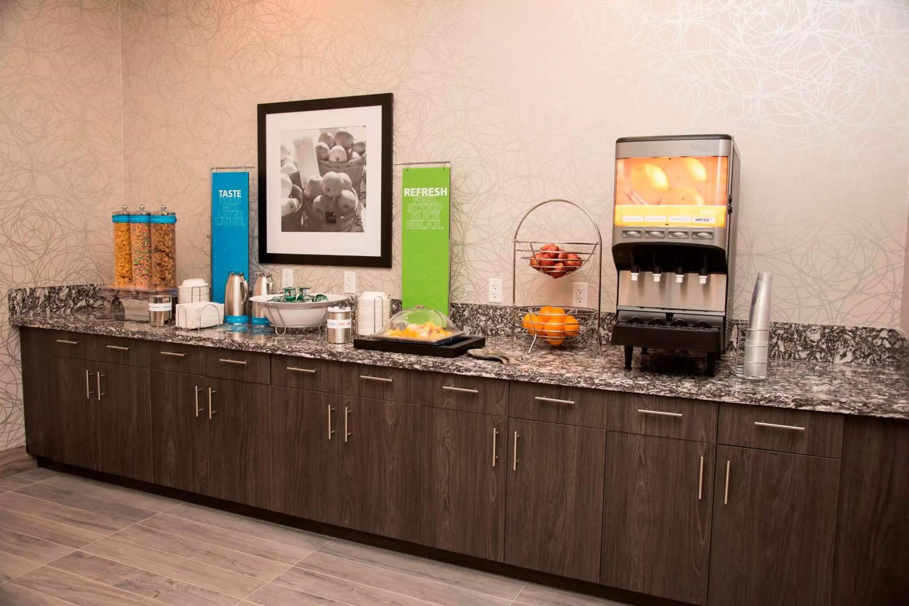 Dining area in Hampton Inn & Suites by Hilton Thunder Bay