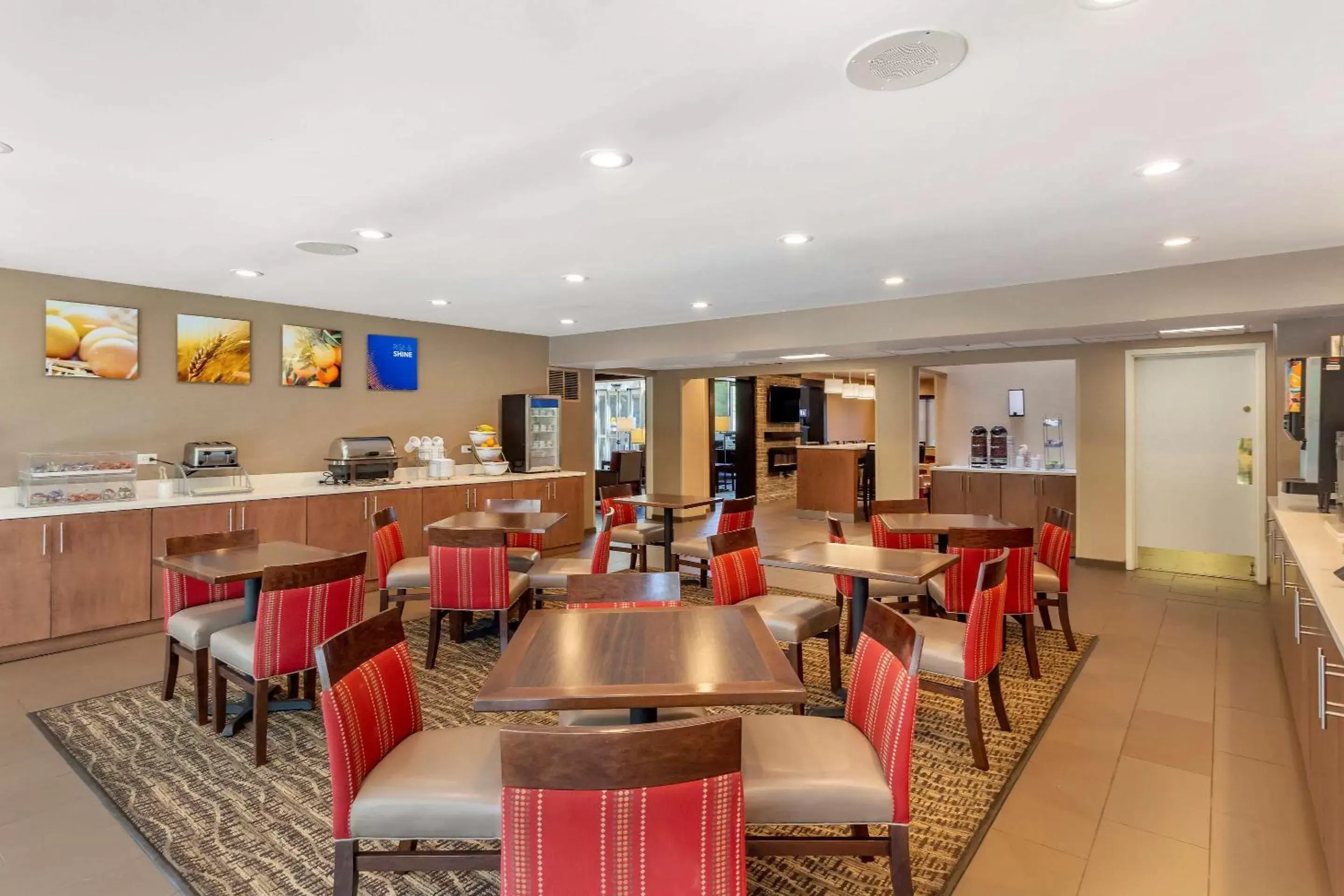 Breakfast, Restaurant/Places to Eat in Comfort Suites Oakbrook Terrace near Oakbrook Center