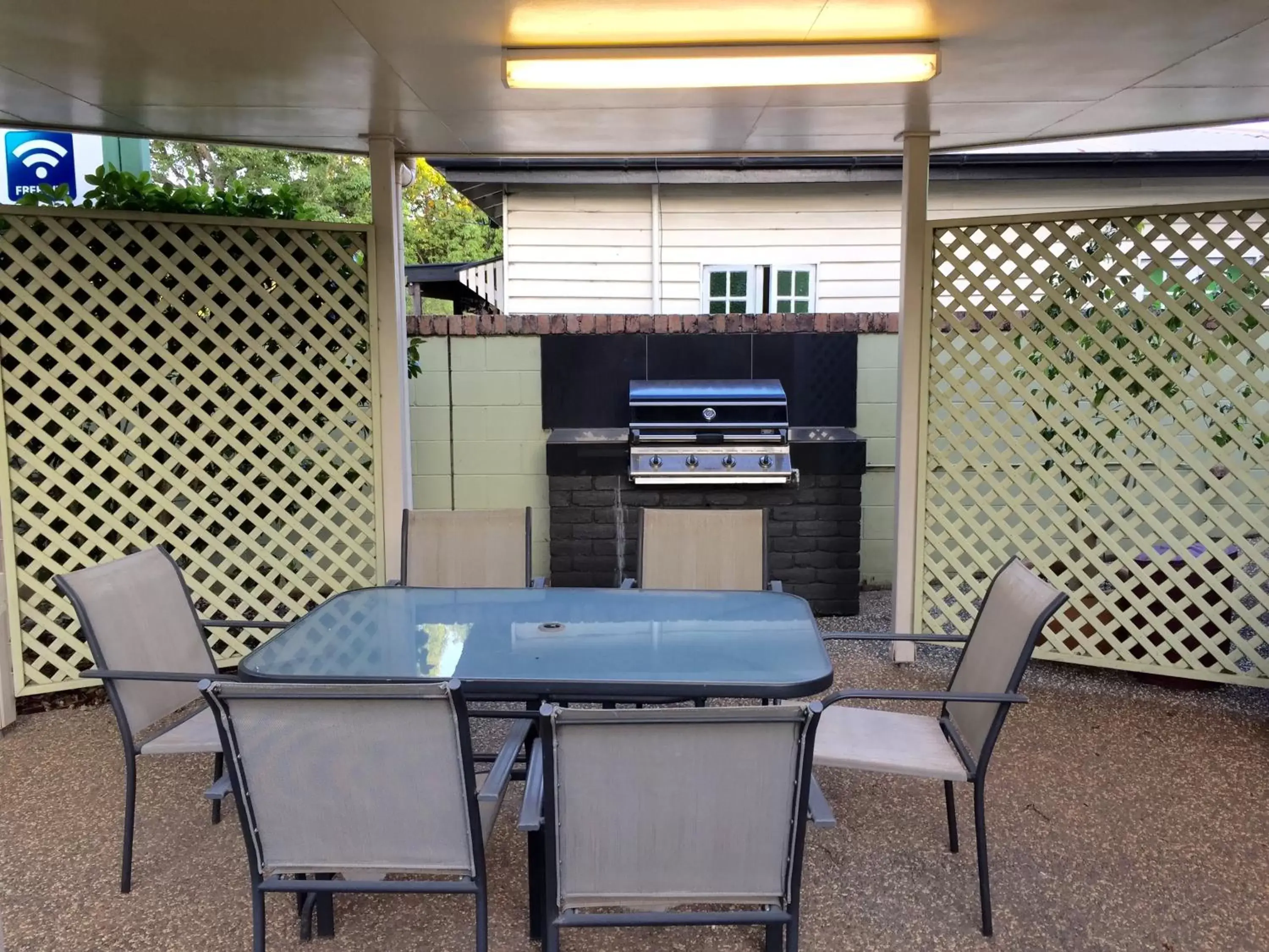 BBQ facilities in Country Gardens Motor Inn