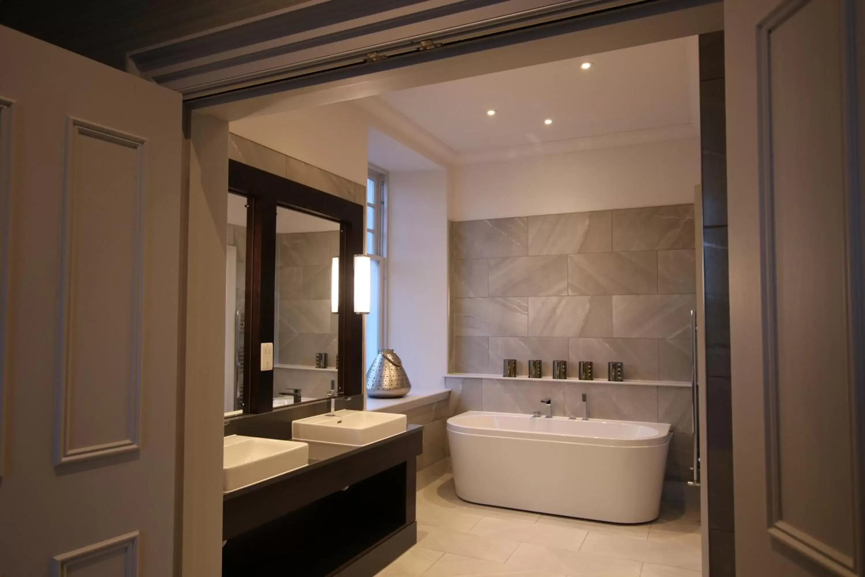 Bathroom in Castlecary House Hotel