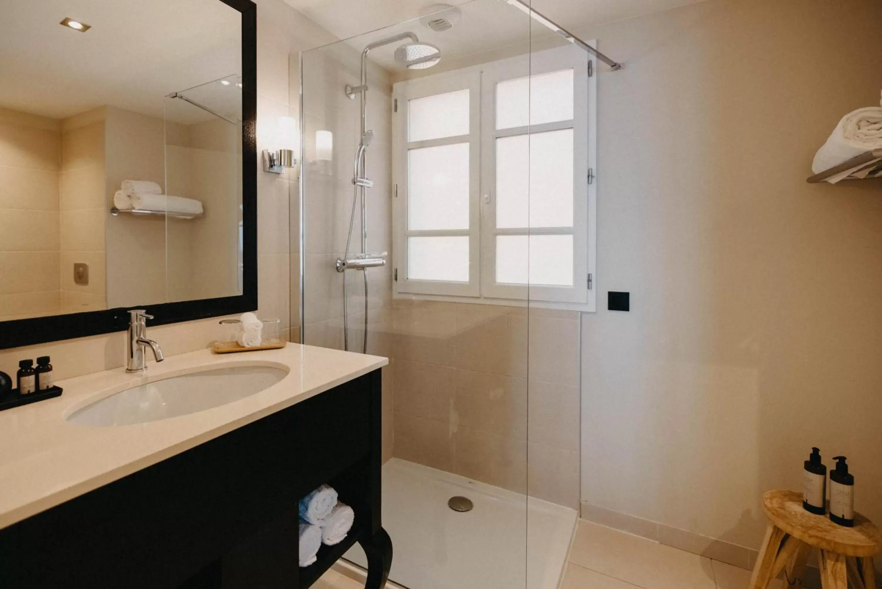 Shower, Bathroom in Hôtel Des Gouverneurs