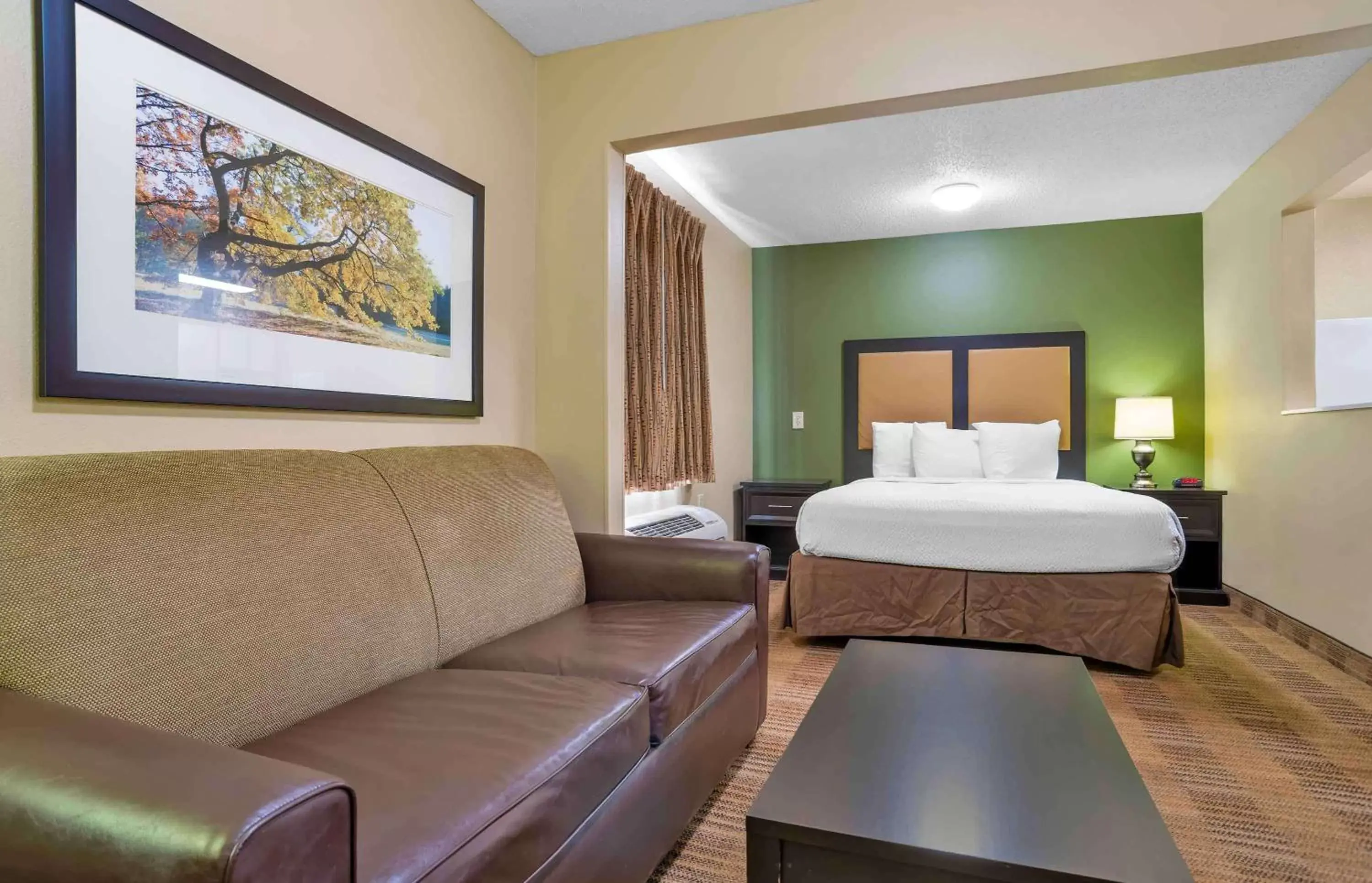 Bedroom in Extended Stay America Select Suites - Birmingham - Inverness