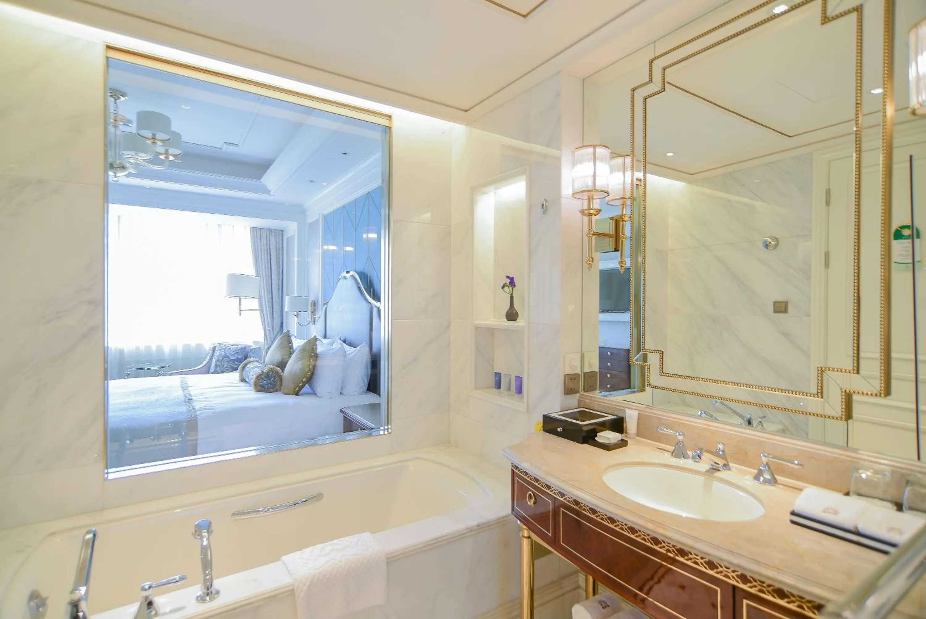 Bathroom, Bed in Xijiao State Guest Hotel