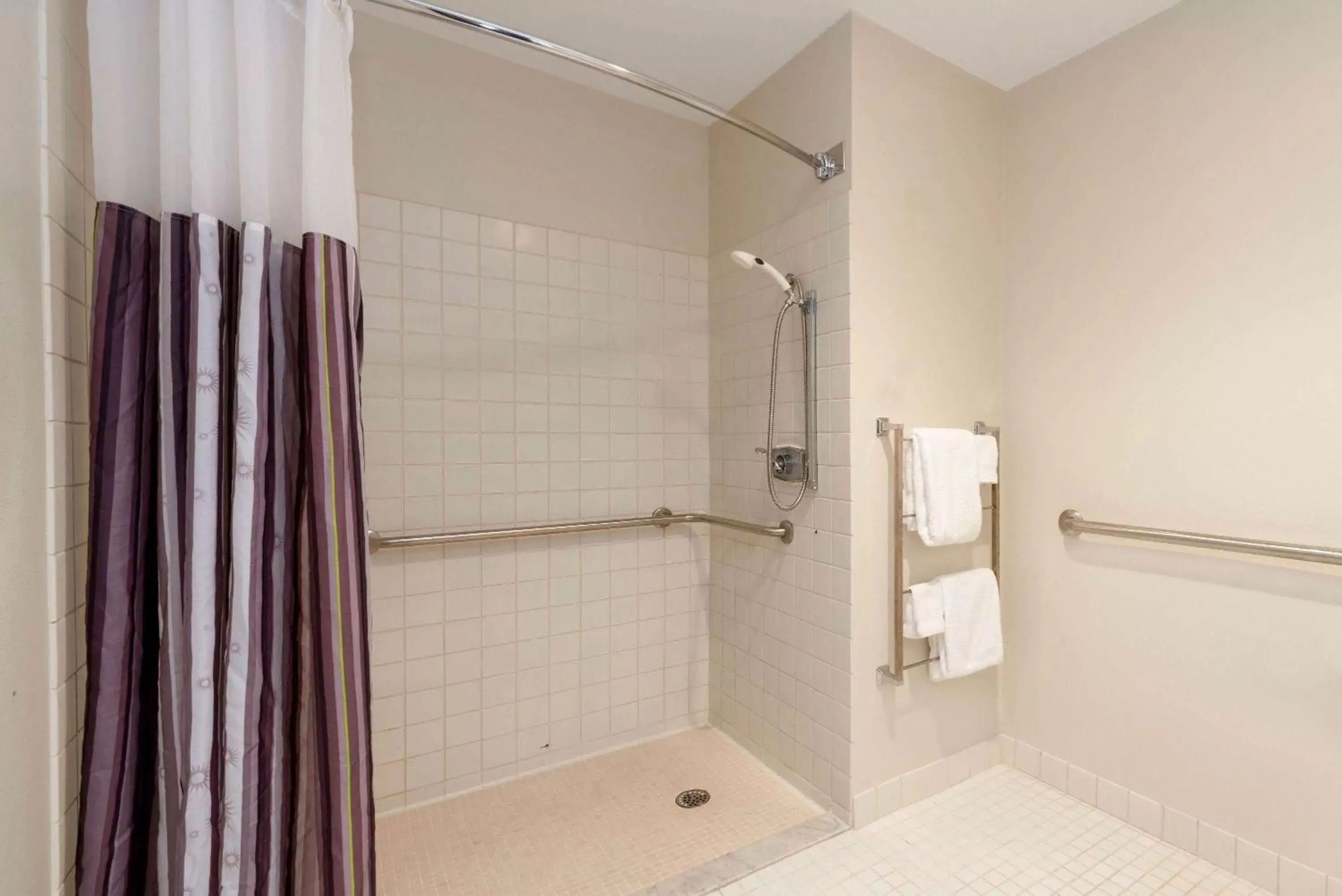 Shower, Bathroom in La Quinta by Wyndham Cleveland Macedonia