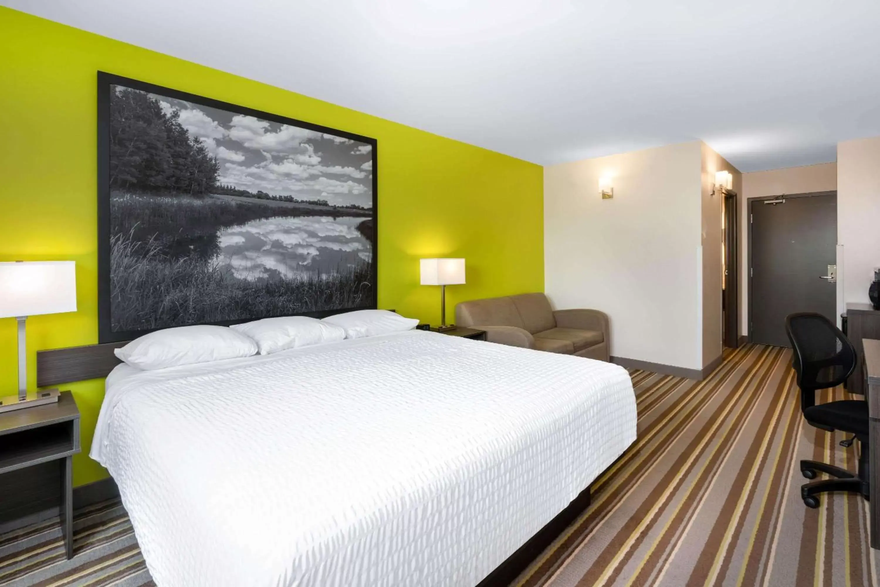 Photo of the whole room, Bed in Super 8 by Wyndham Winnipeg East MB