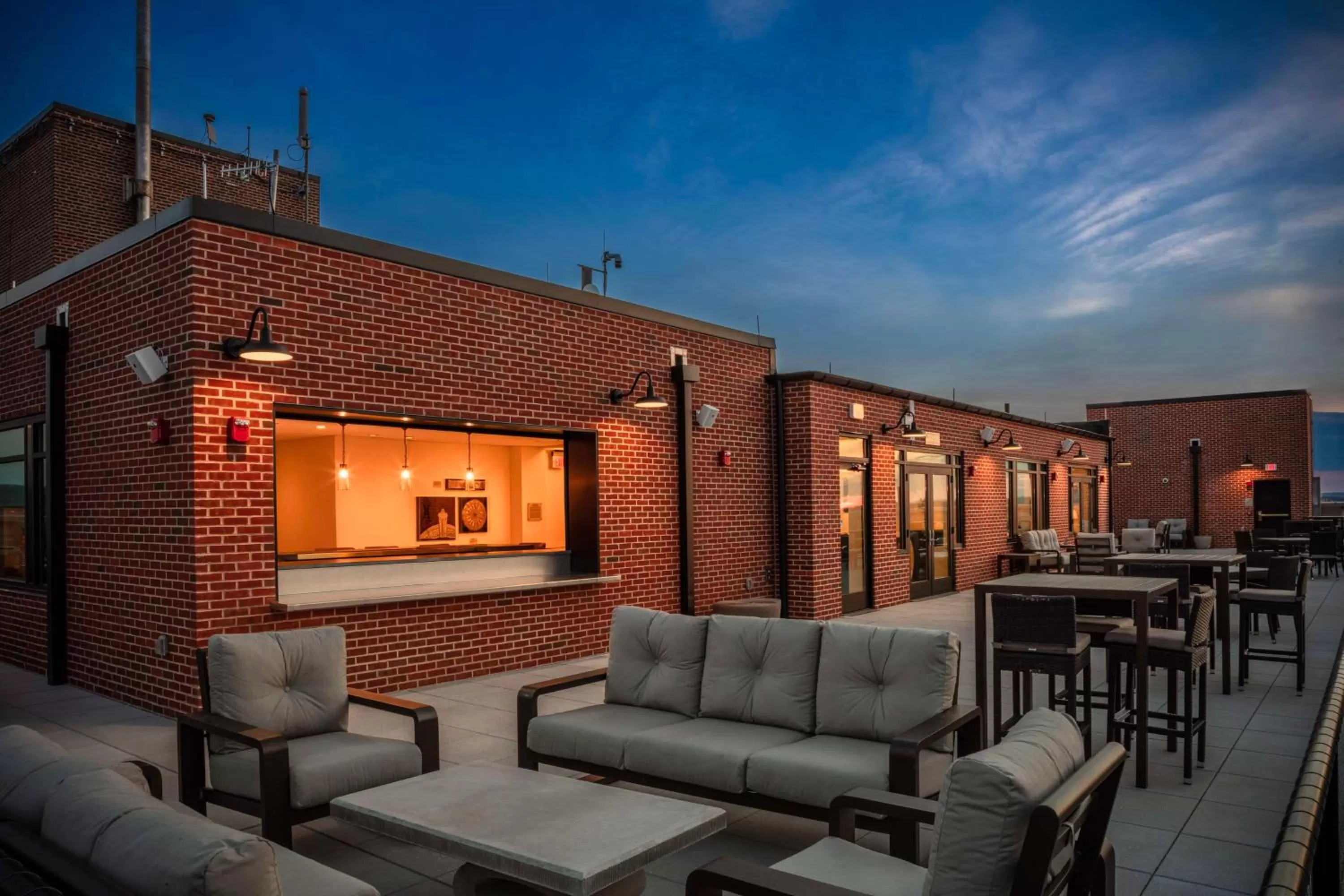 Lounge or bar in The Yorktowne Hotel, Tapestry Collection by Hilton